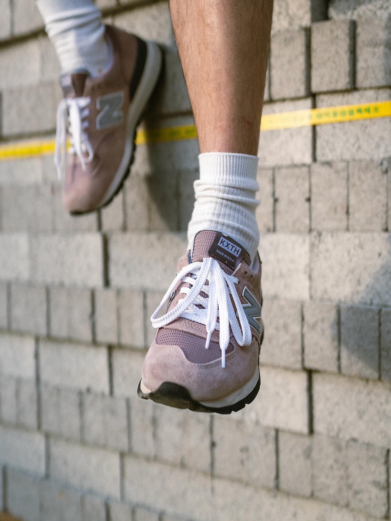 Nike x Stussy NRG LS Knit Sweater Fossil (DR2893-238), New Balance x Kith 990v1 Made in USA Dusty Rose 착용 스타일 - 4