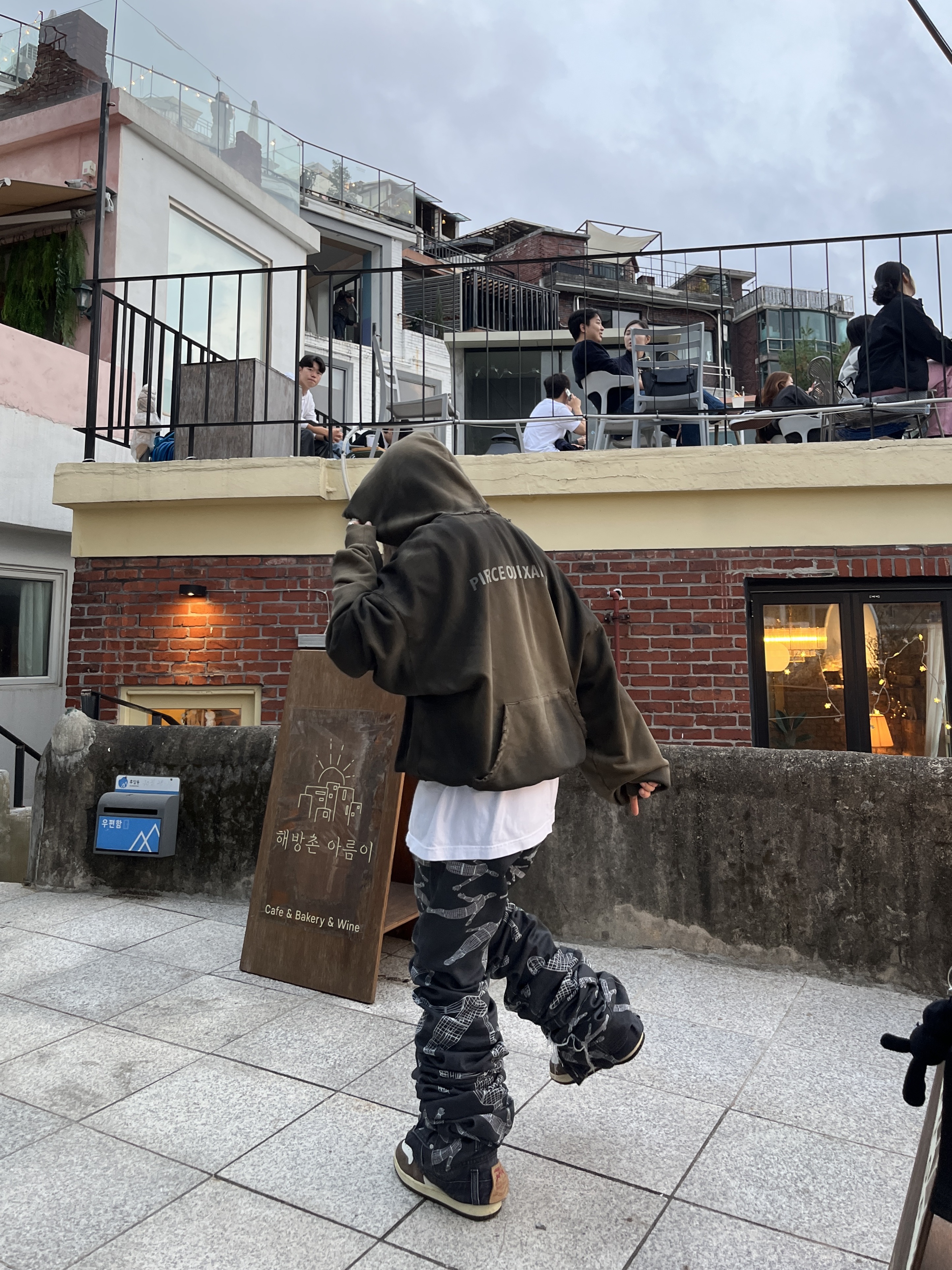 Jordan 1 x Travis Scott Retro High OG SP Mocha 착용 스타일 - 5