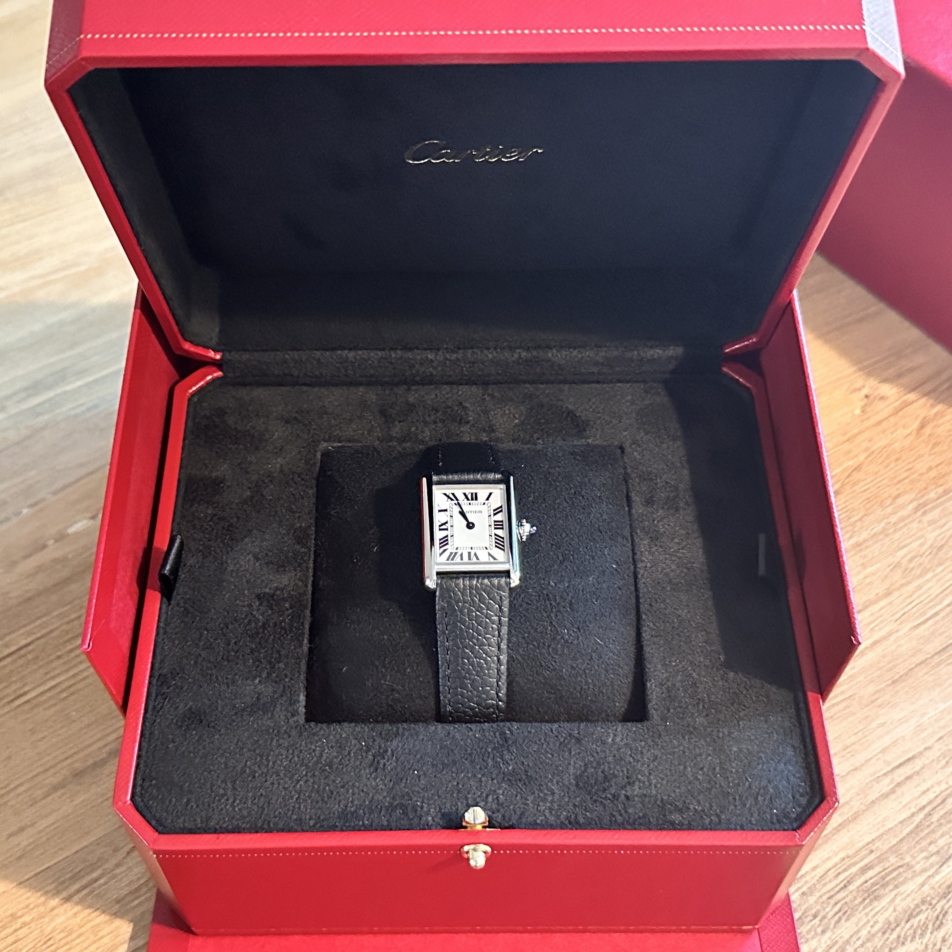 Cartier Tank Must Watch Small Quartz Steel Calfskin Black 착용 스타일