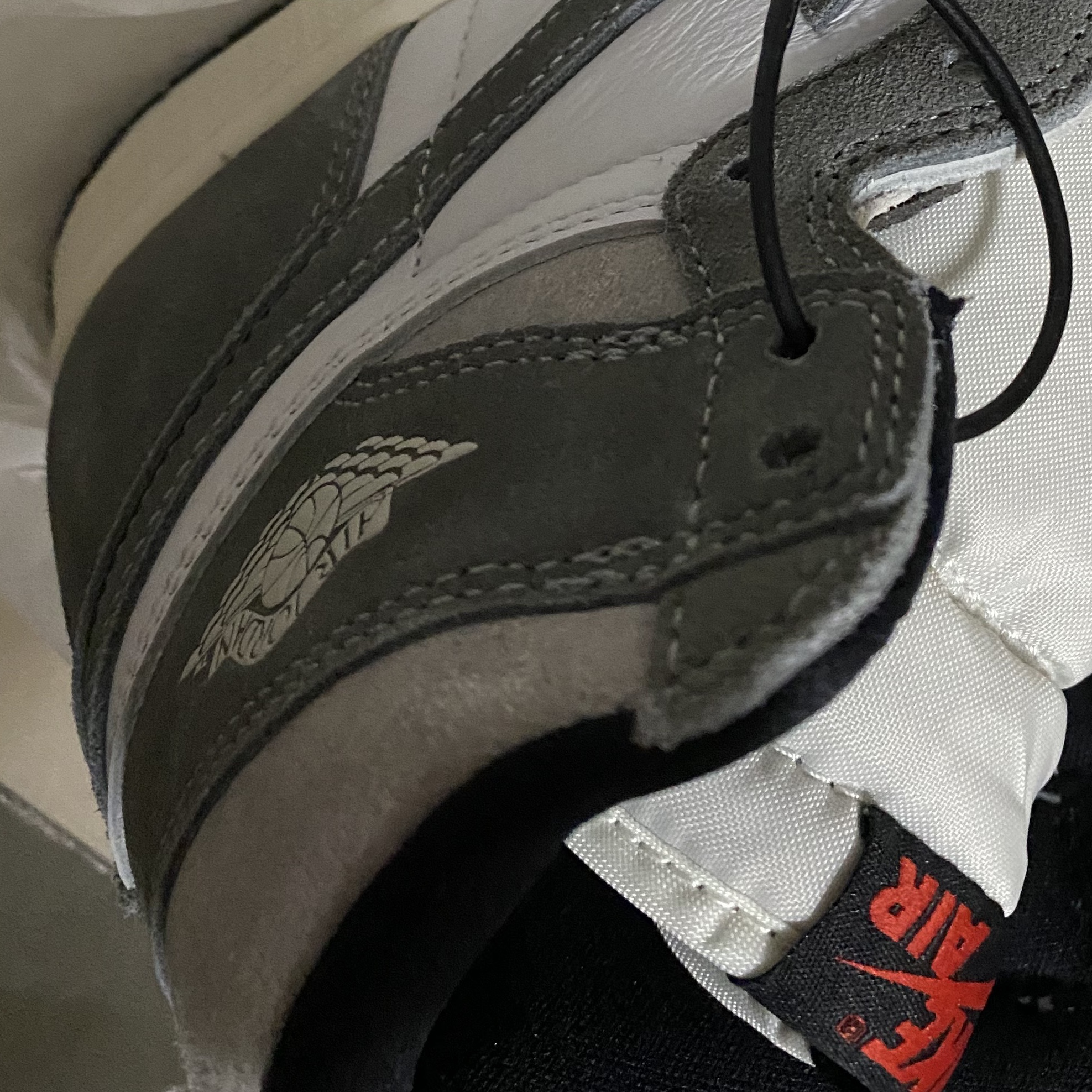 Jordan 1 Retro High OG Black and Smoke Grey 착용 스타일