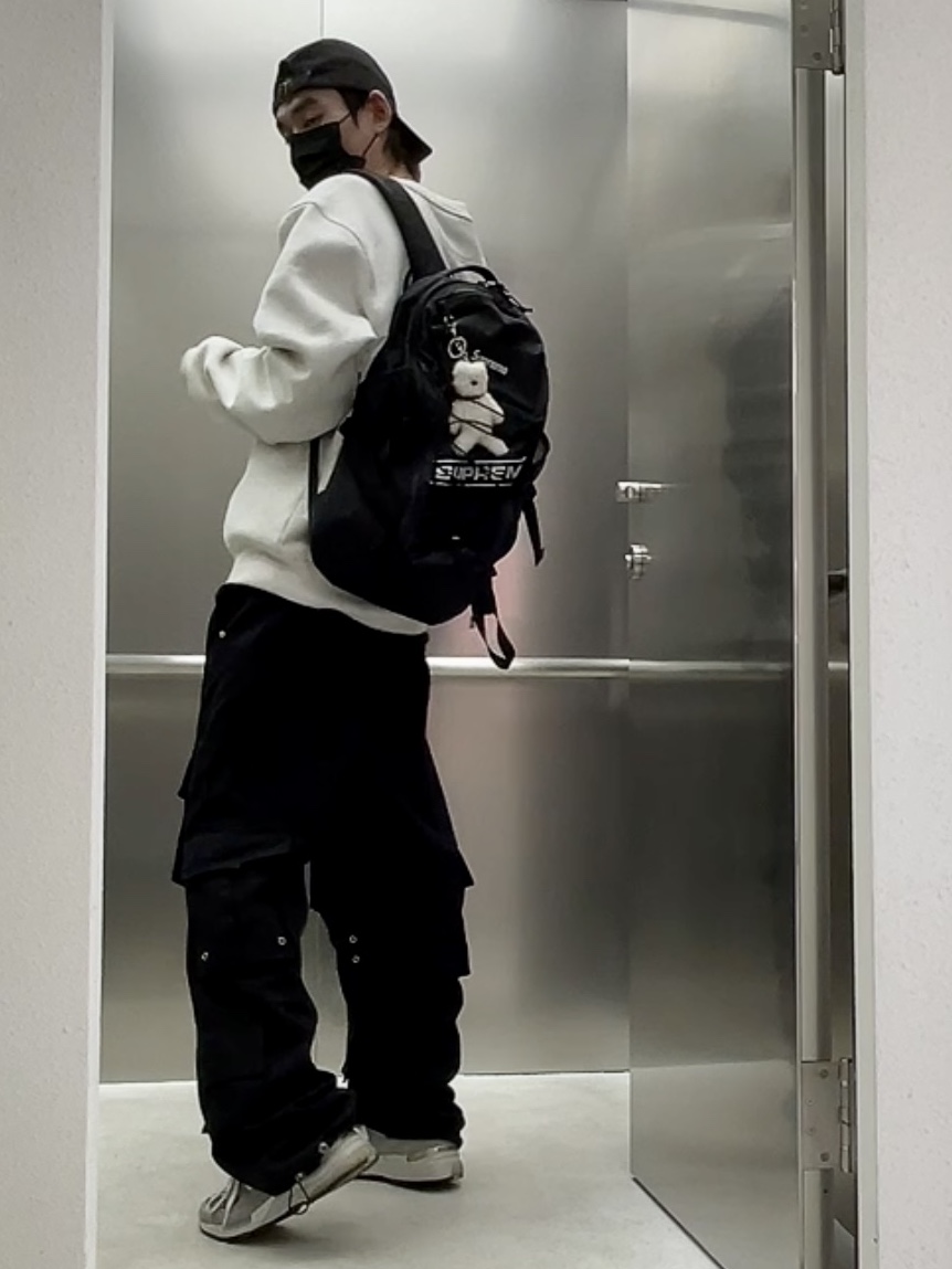 New Balance 992 Made in USA Grey - D Standard, Supreme Backpack Black - 23FW 착용 스타일 - 1