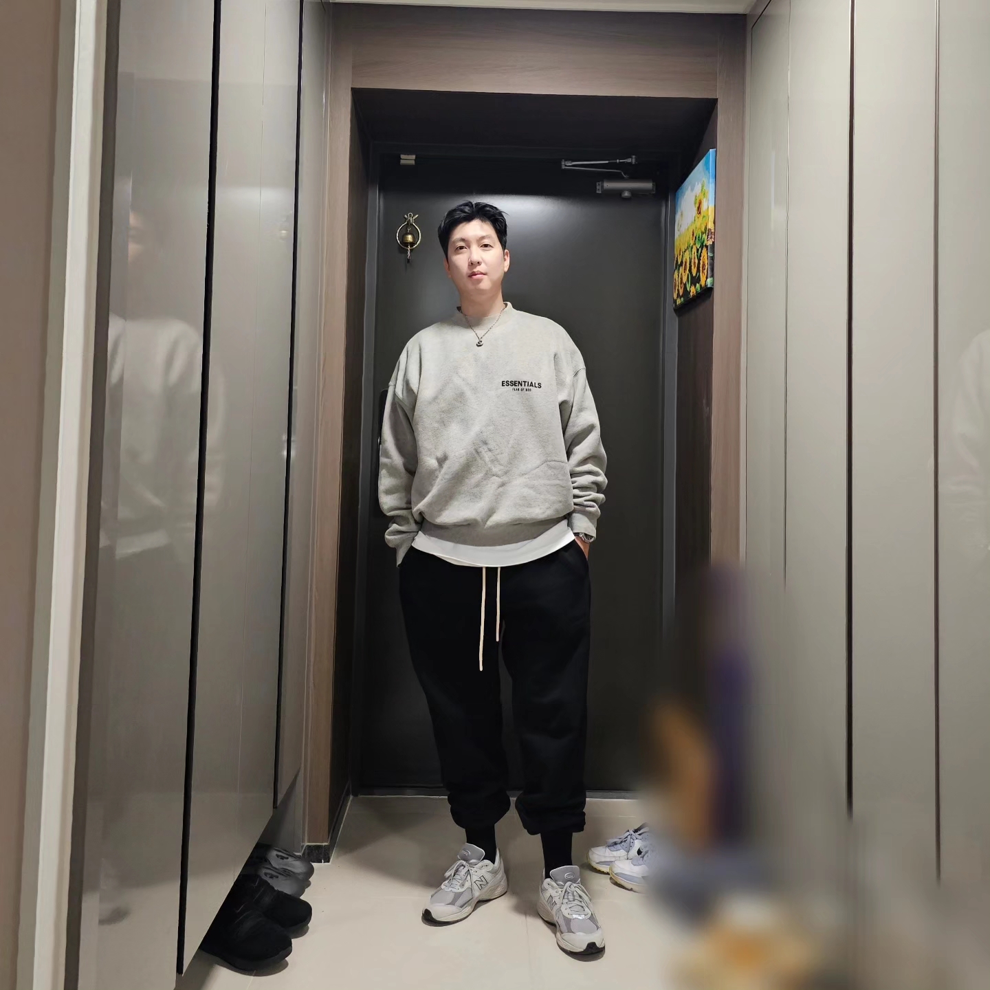 Essentials The Core Collection Crewneck Sweatshirt Dark Oatmeal, New Balance 2002R T2 Gray 착용 스타일 - 1