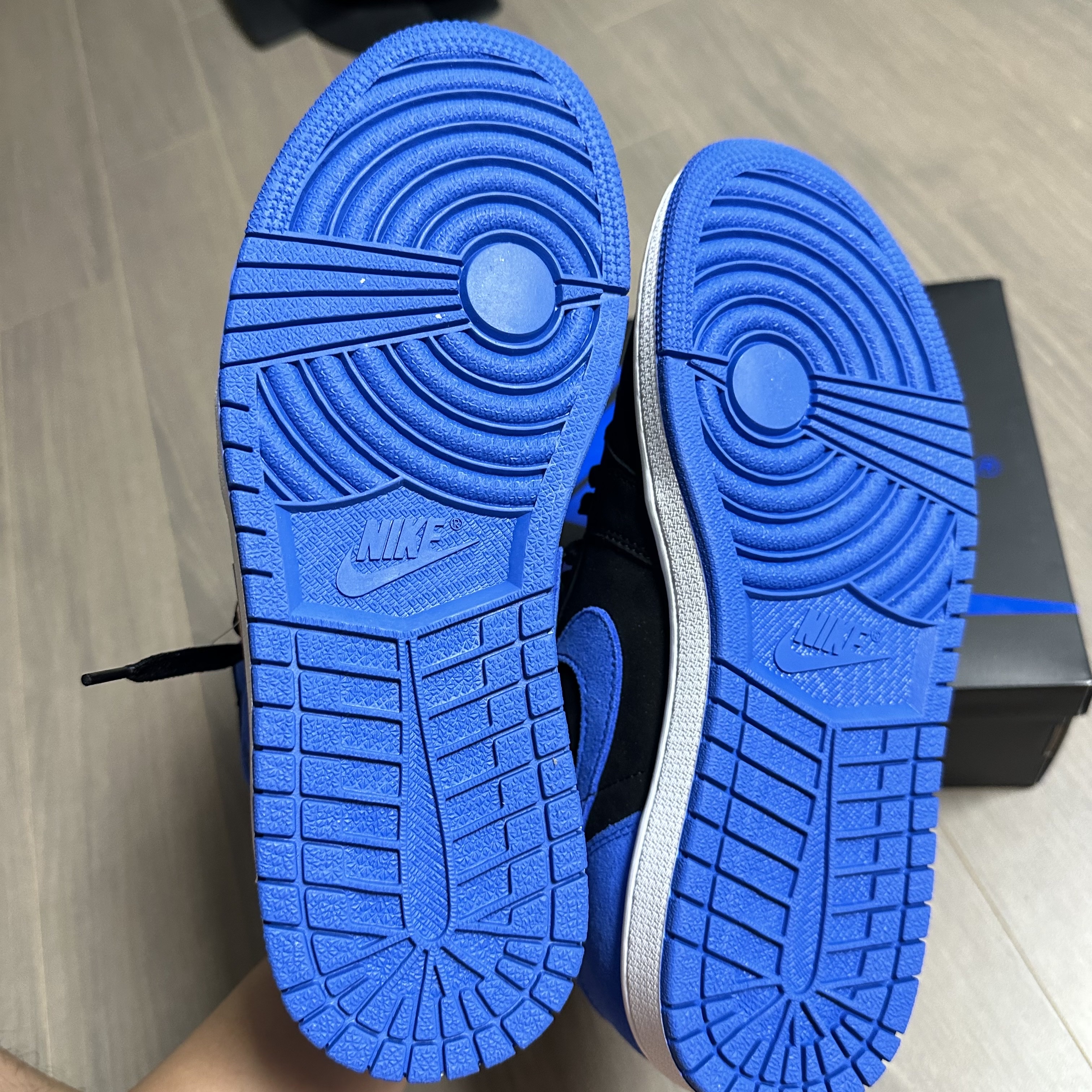 Jordan 1 Retro High OG Royal Reimagined 착용 스타일 - 5