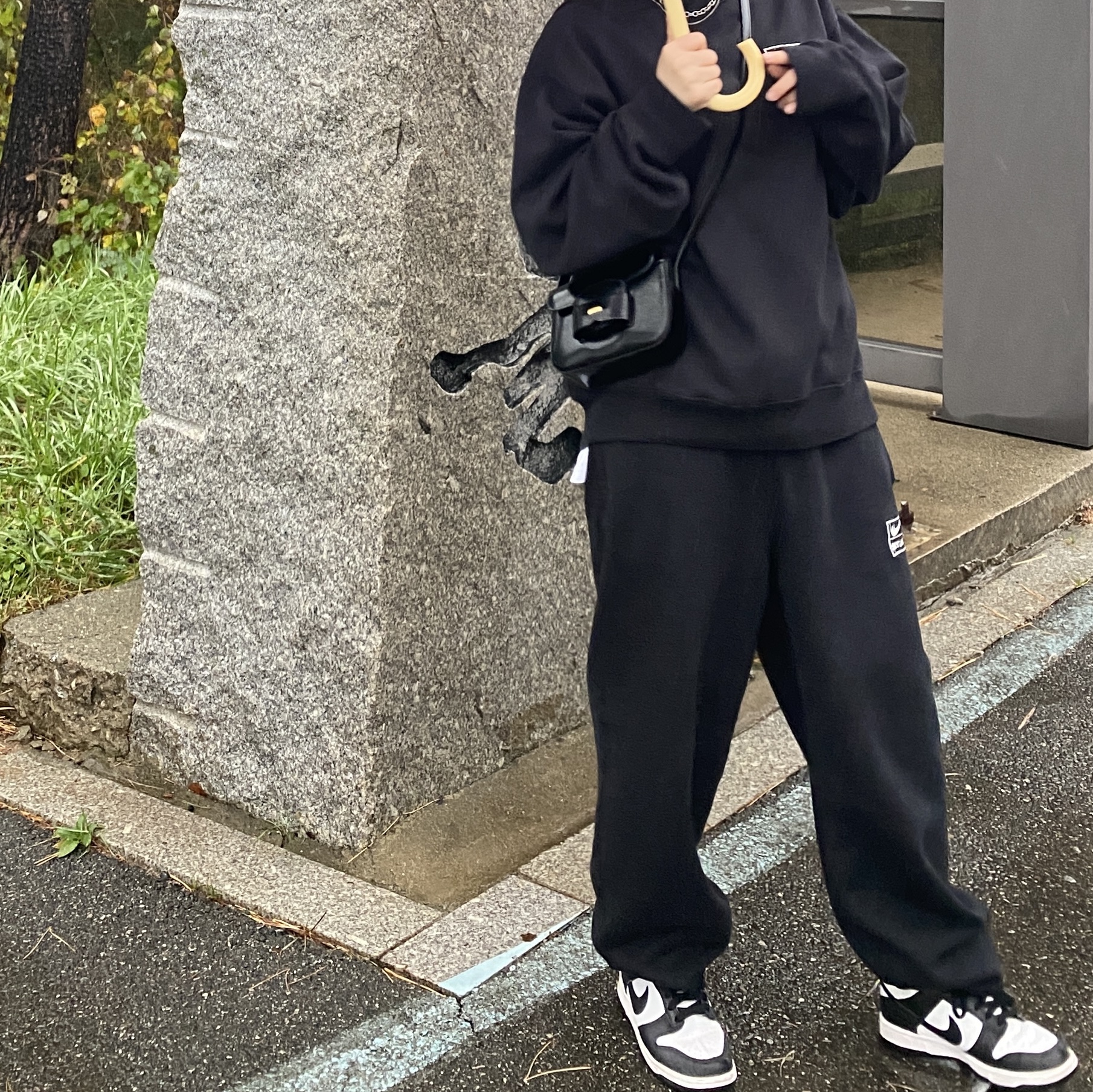 Nike x Stussy NRG Washed Fleece Crewneck Black (DO5310-010), Nike x Stussy NRG Washed Fleece Pants Black (DO5296-010) 착용 스타일