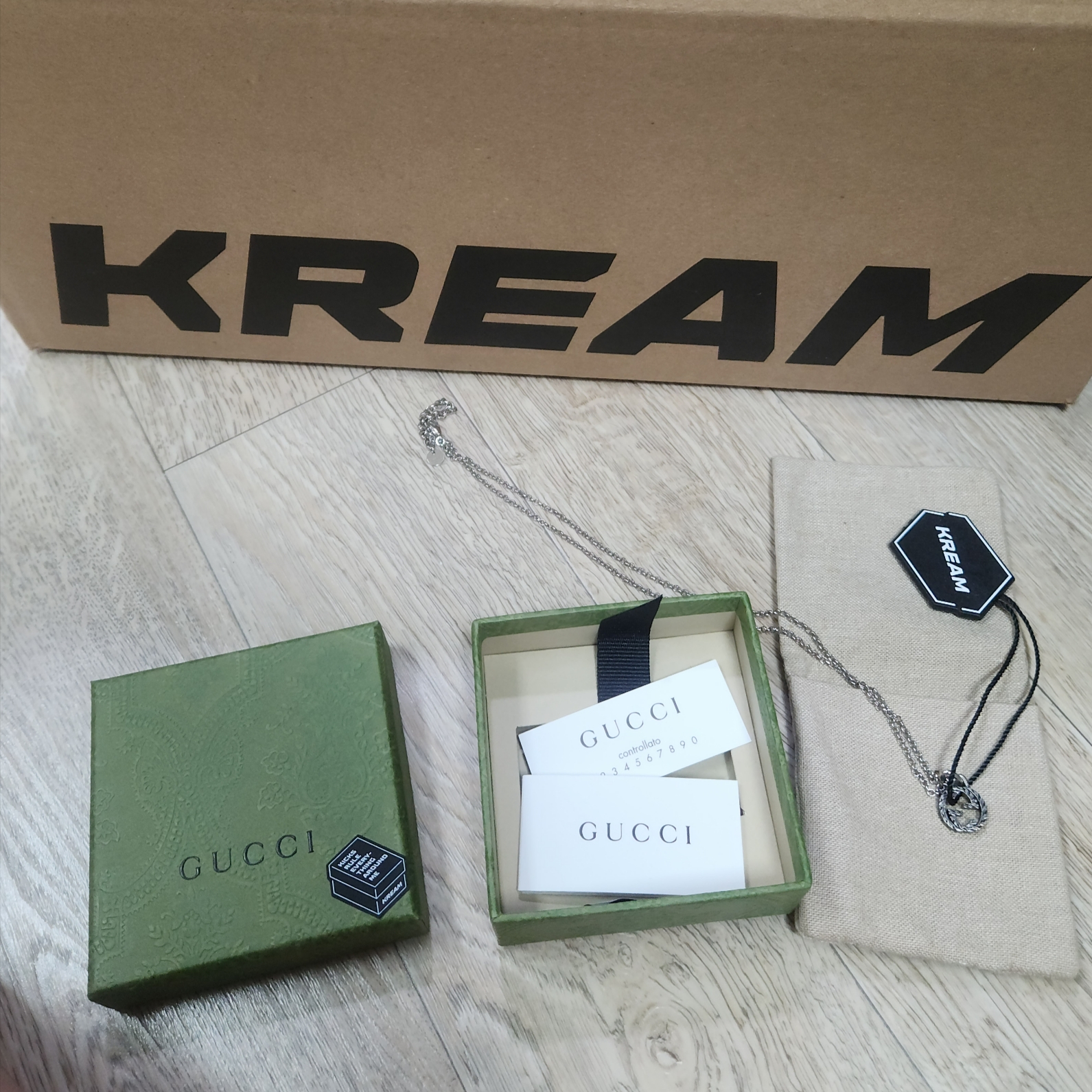Gucci Interlocking G Pendant Necklace Silver 착용 스타일 - 4