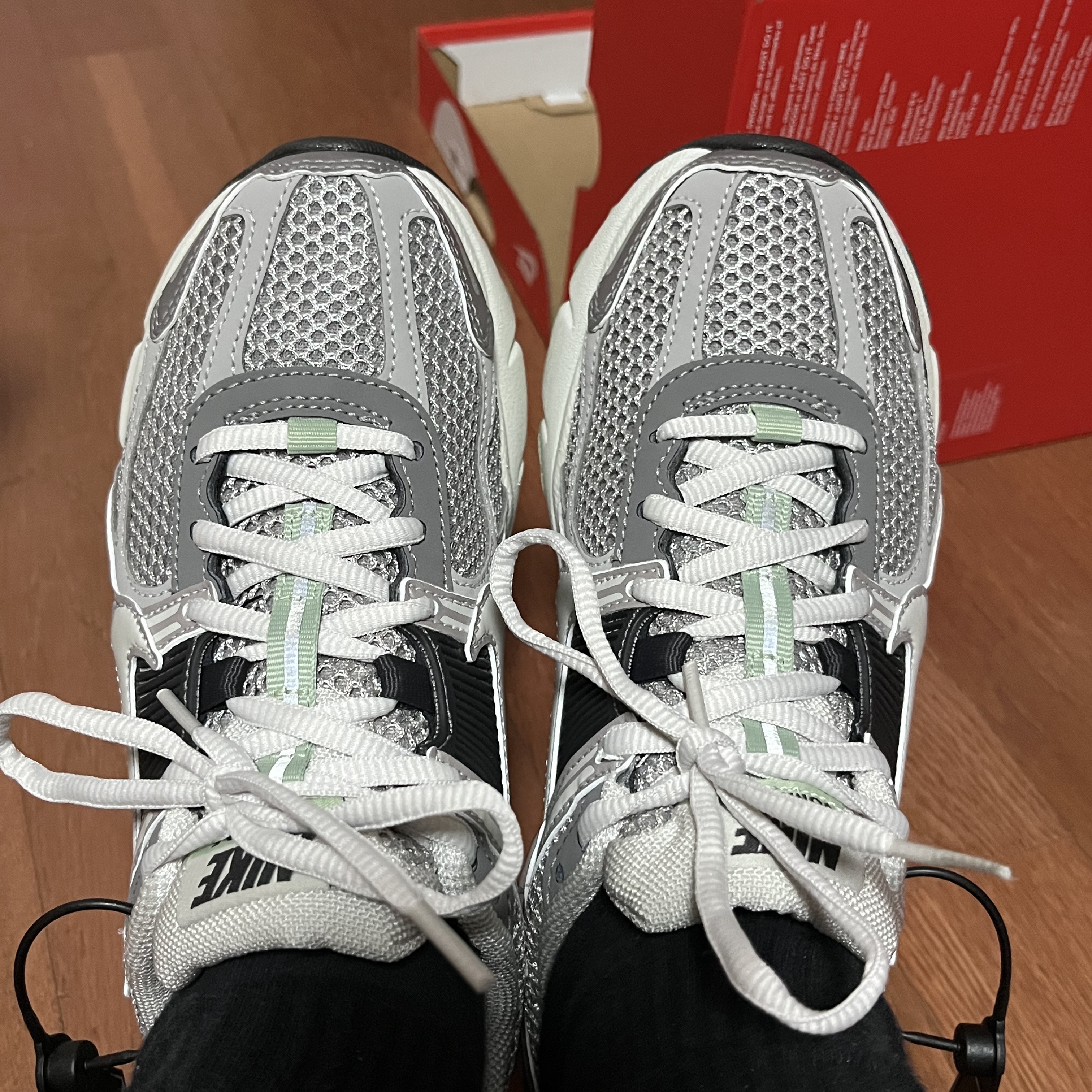 (W) Nike Zoom Vomero 5 Cobblestone and Flat Pewter 착용 스타일 - 2