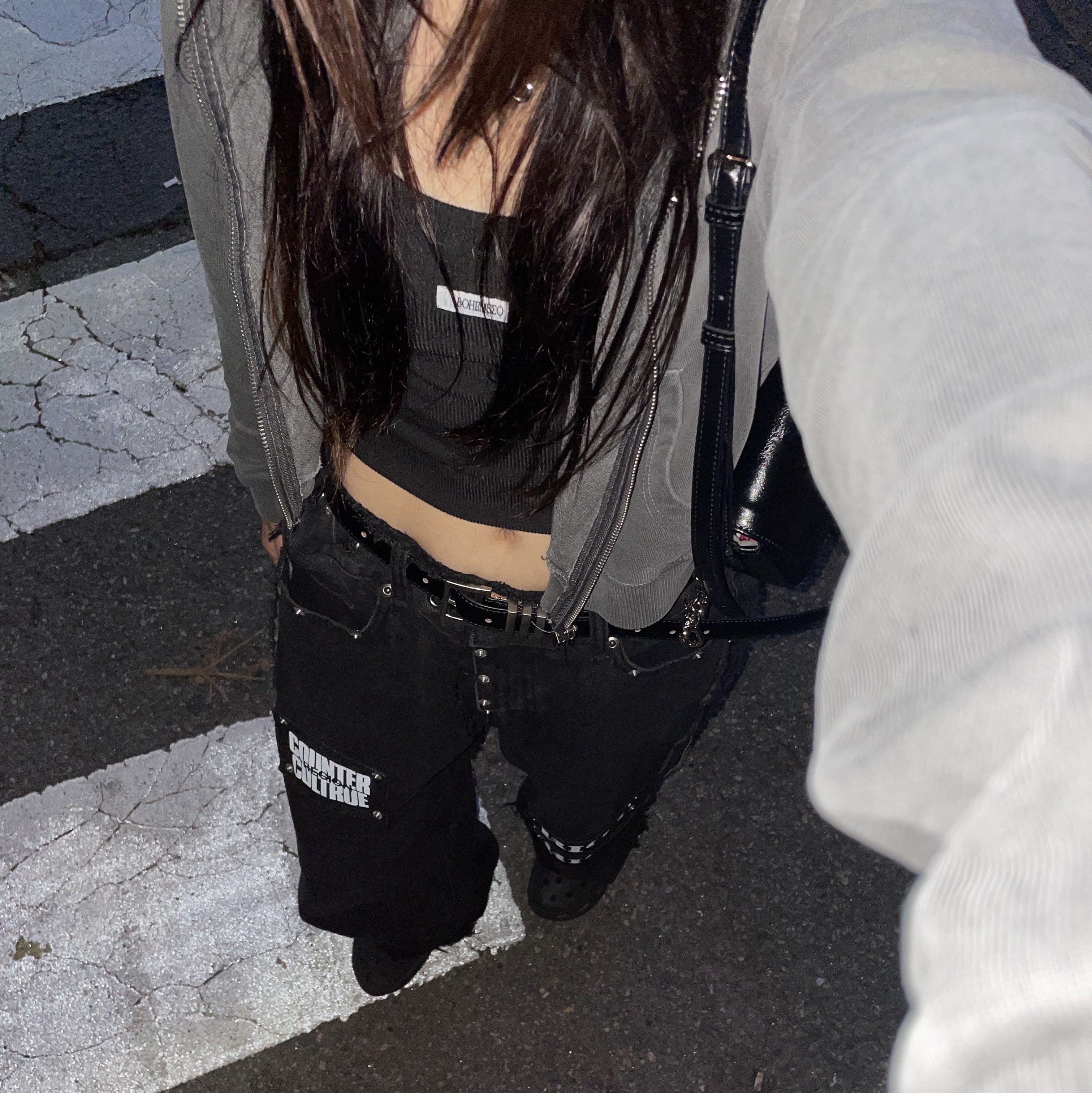 Resurrection13 Revet & Patchwork Denim Pants Black, (W) Bohemian Seoul Basic Sleeveless Crop Top Black 착용 스타일 - 1