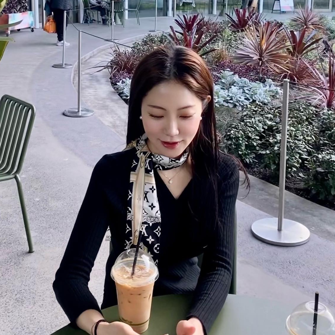 (W) Louis Vuitton Monogram Confidential Bandeau Black, (W) Van Cleef & Arpels Sweet Alhambra Pendant Yellow Gold Mother of Pearl 착용 스타일 - 1