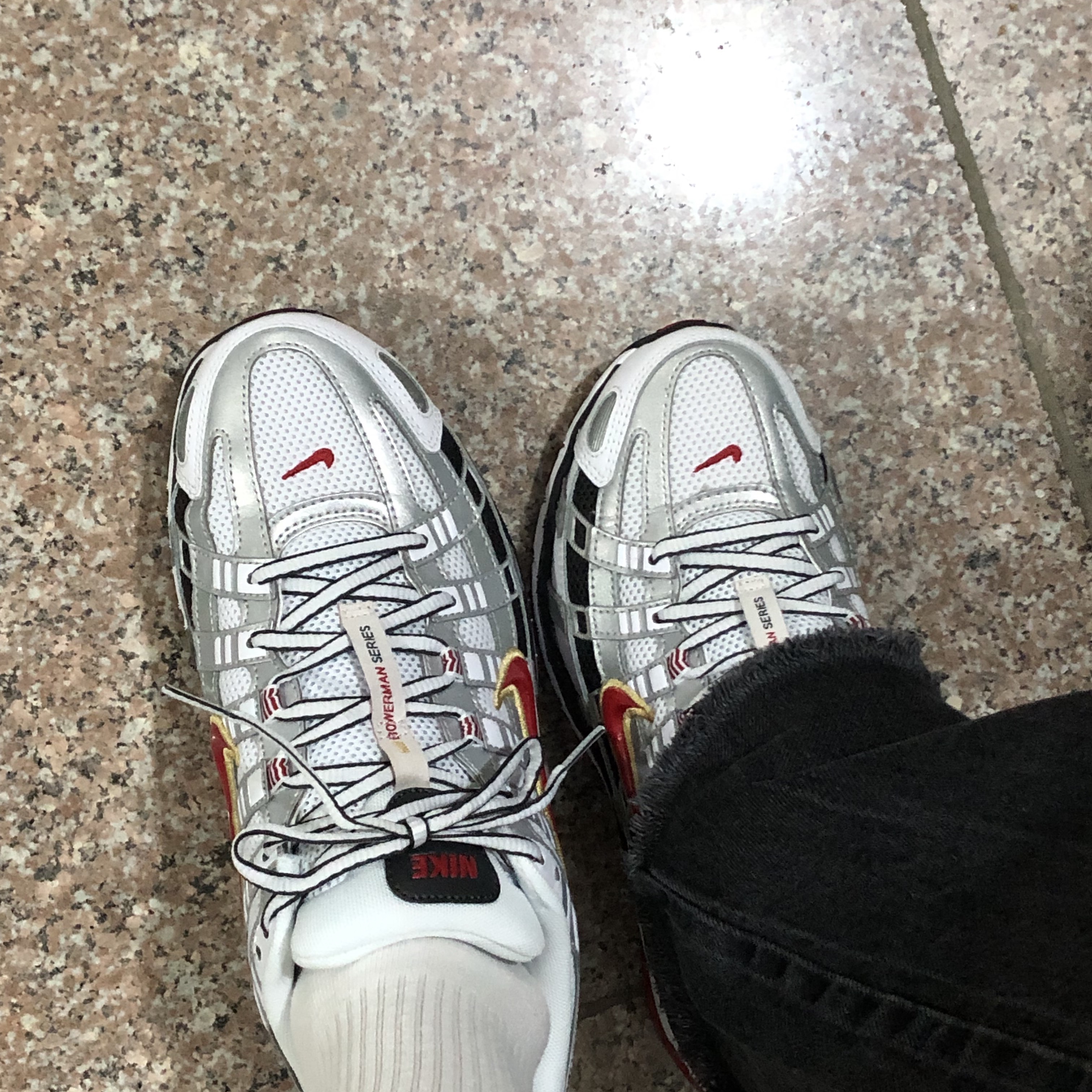 (W) Nike P-6000 Metallic Silver Red 착용 스타일 - 2