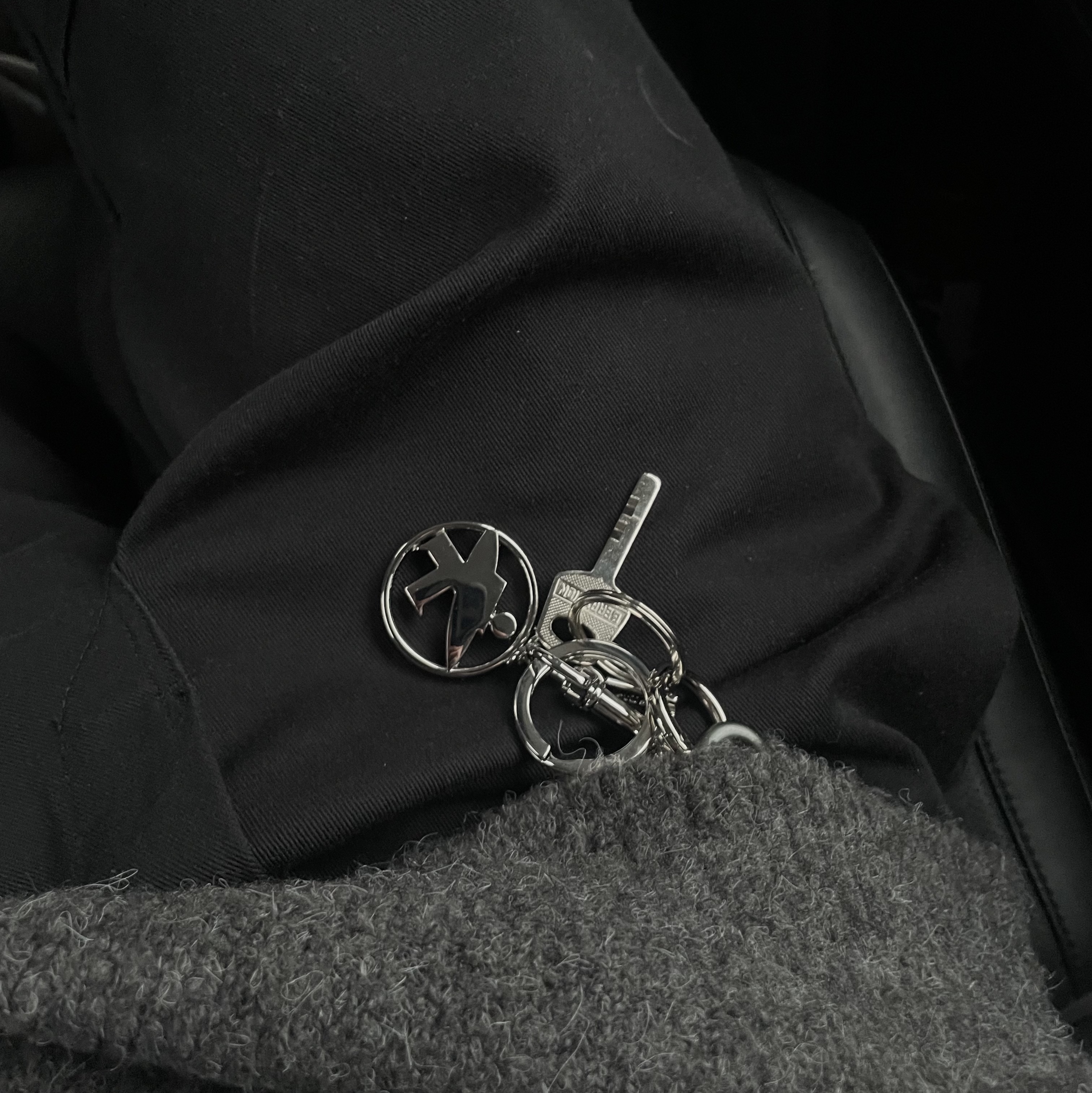 Stussy Surfman Keychain Silver 착용 스타일