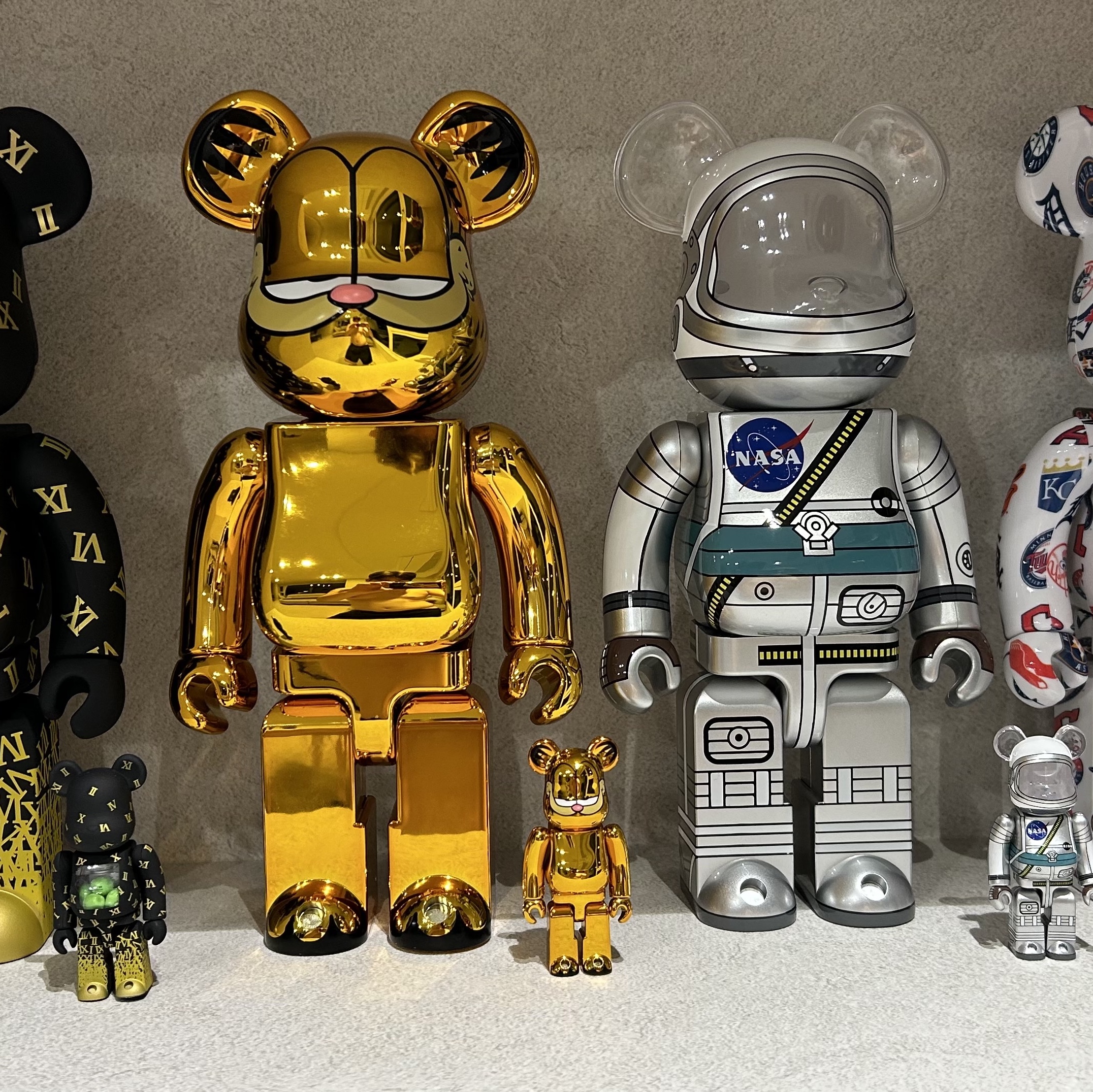 Bearbrick Garfield Gold Chrome Ver. 100% & 400% Set 착용 스타일