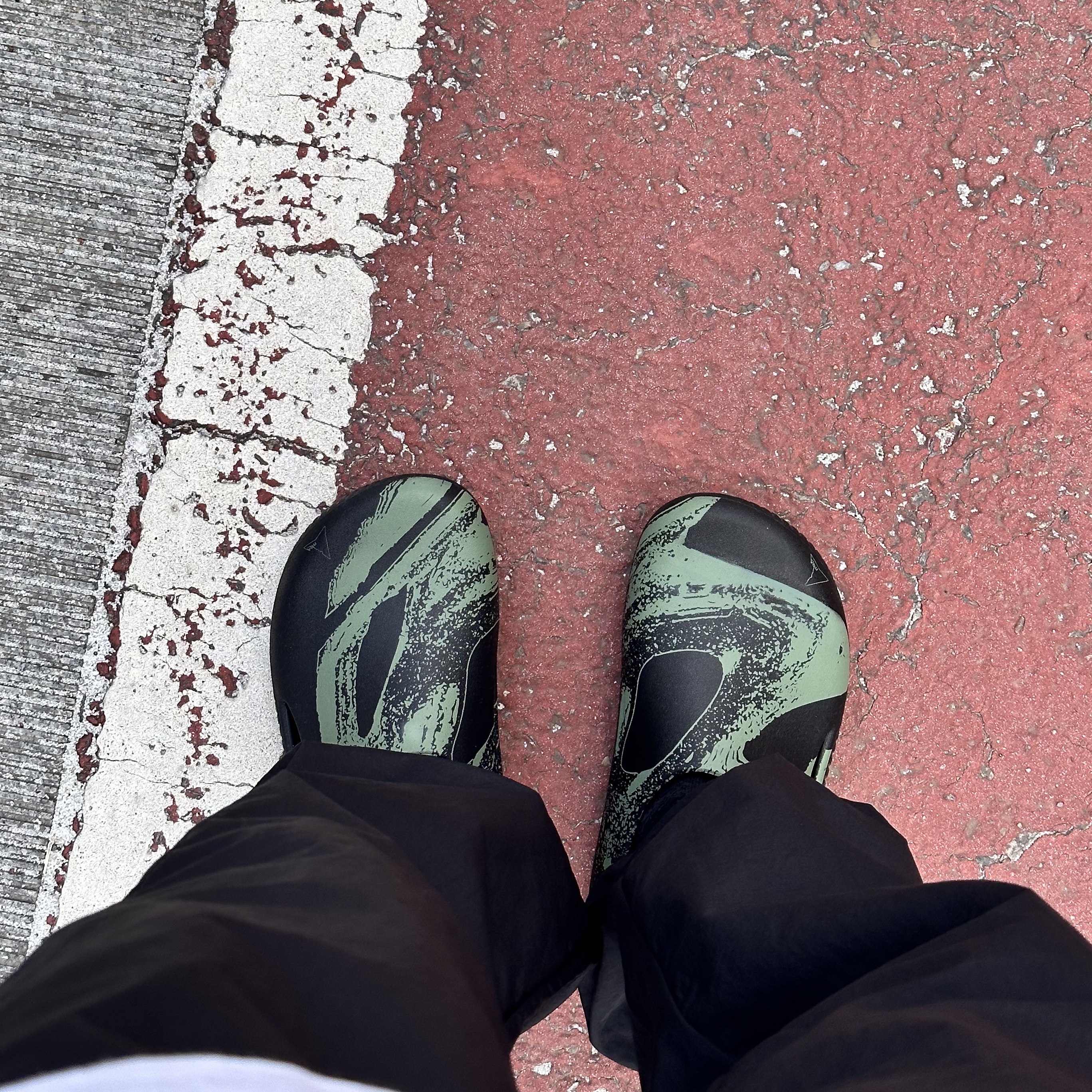 Crocs x Roa Hiking Mellow Clog Black Multi 착용 스타일