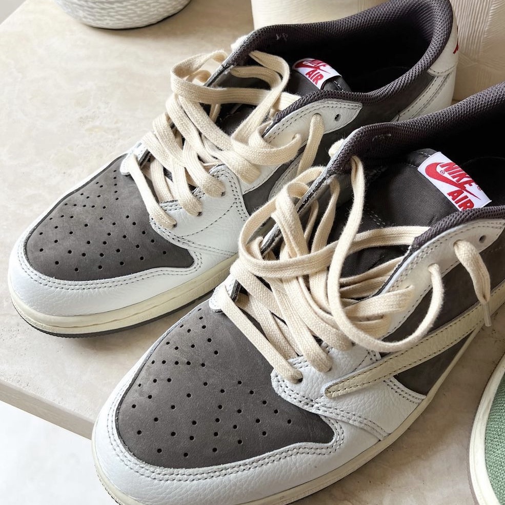 Jordan 1 x Travis Scott Retro Low OG SP Sail and Ridgerock 착용 스타일