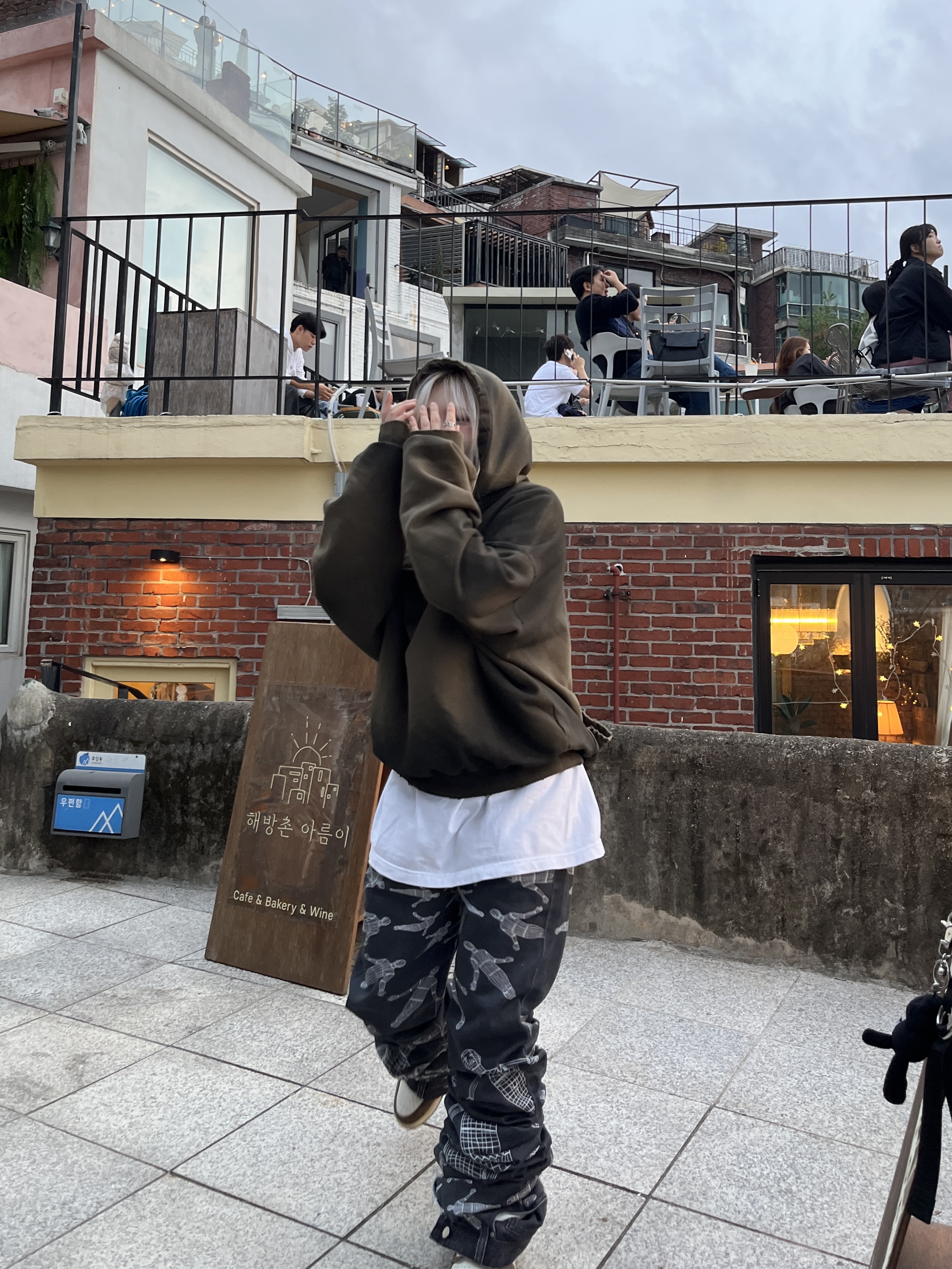 Jordan 1 x Travis Scott Retro High OG SP Mocha 착용 스타일 - 6
