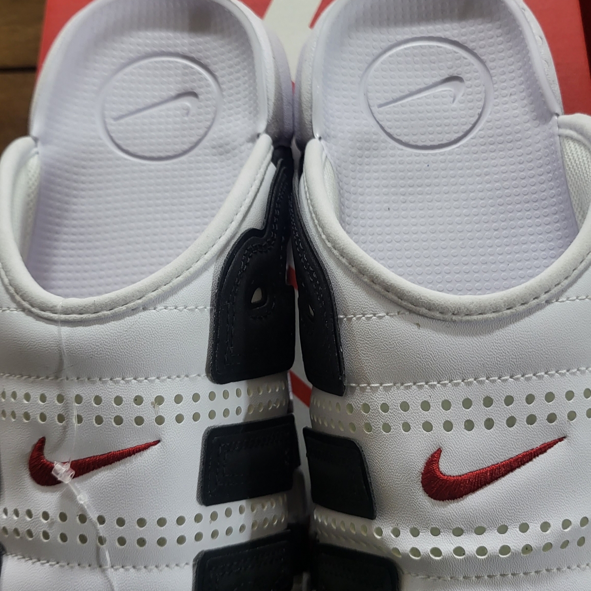 Nike Air More Uptempo Slide White Black, Nike Air More Uptempo Slide Black White 착용 스타일 - 1
