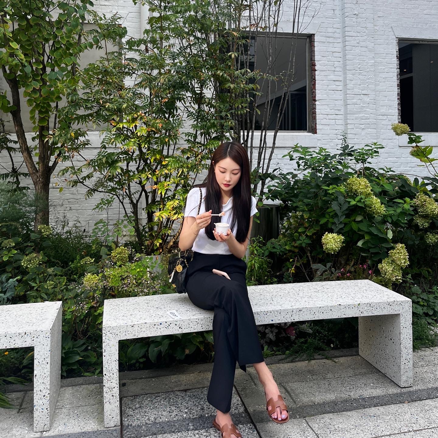 Chanel 22 Mini Handbag Shiny Crumpled Calfskin Crystal Pearls & Gold Black, (W) Van Cleef & Arpels Sweet Alhambra Pendant Yellow Gold Mother of Pearl 착용 스타일 - 1