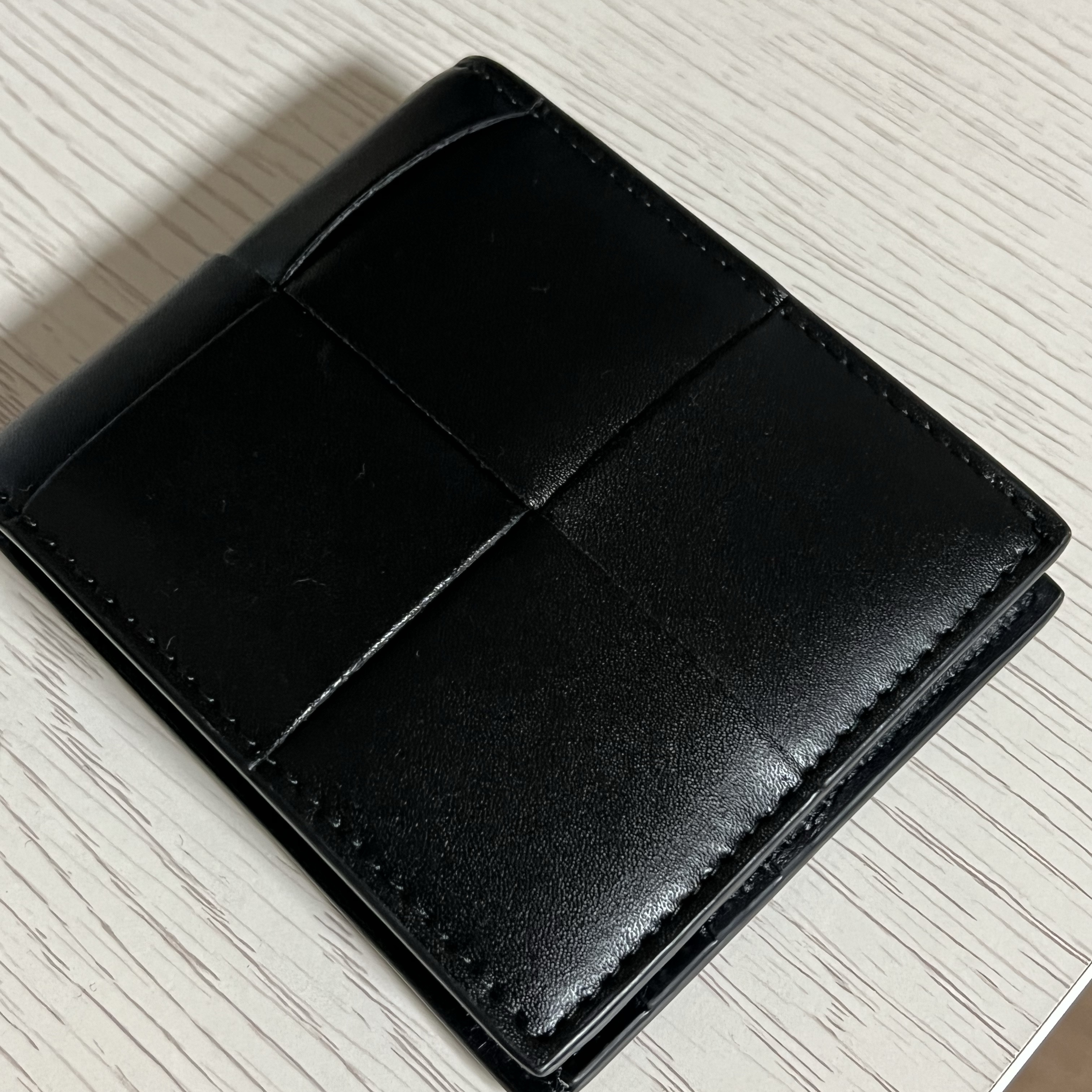 Bottega Veneta Bi-Fold Wallet Black 착용 스타일