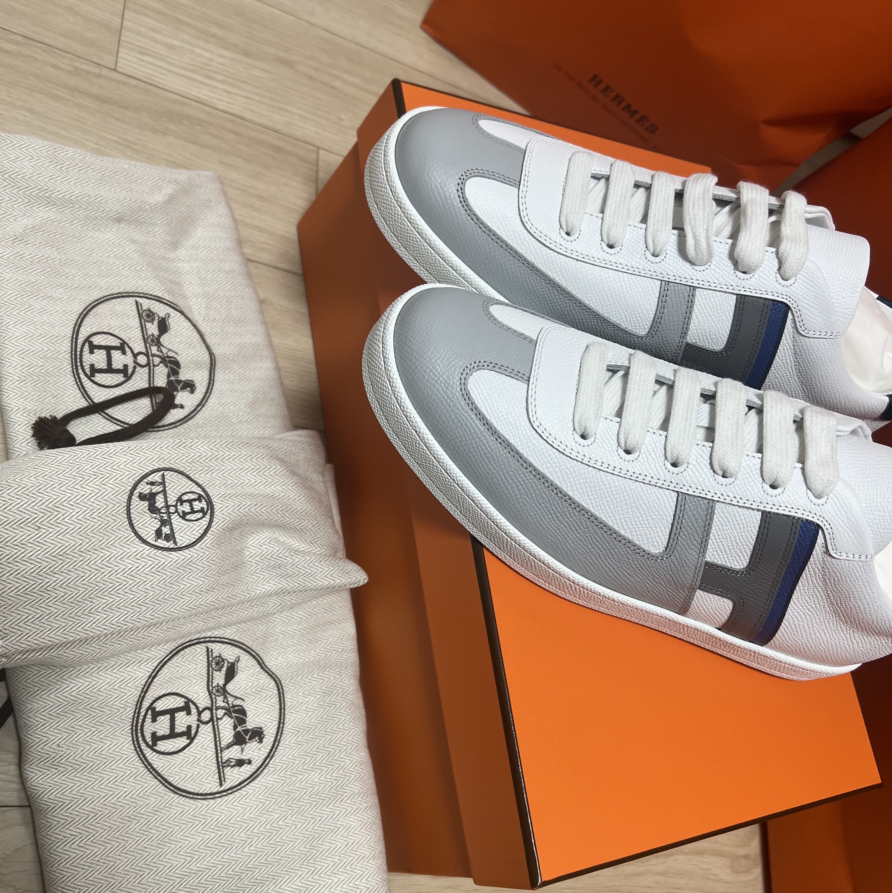 Hermes Boomerang Sneakers Epsom & Gris Blanc 착용 스타일 - 1