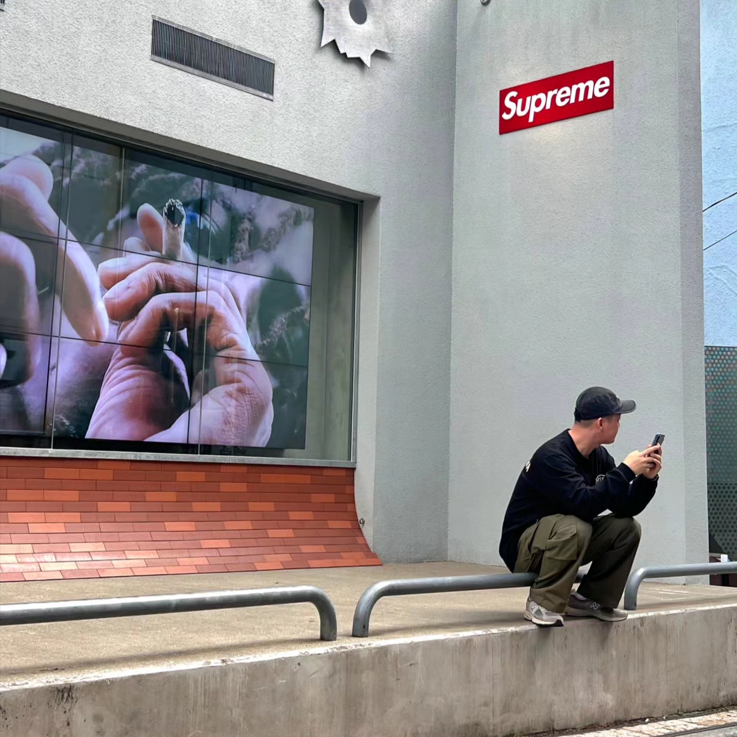 Supreme Denim Camp Cap Black - 24SS, Deus Ex Machina Seoul College Long Sleeve T-Shirt Black 착용 스타일