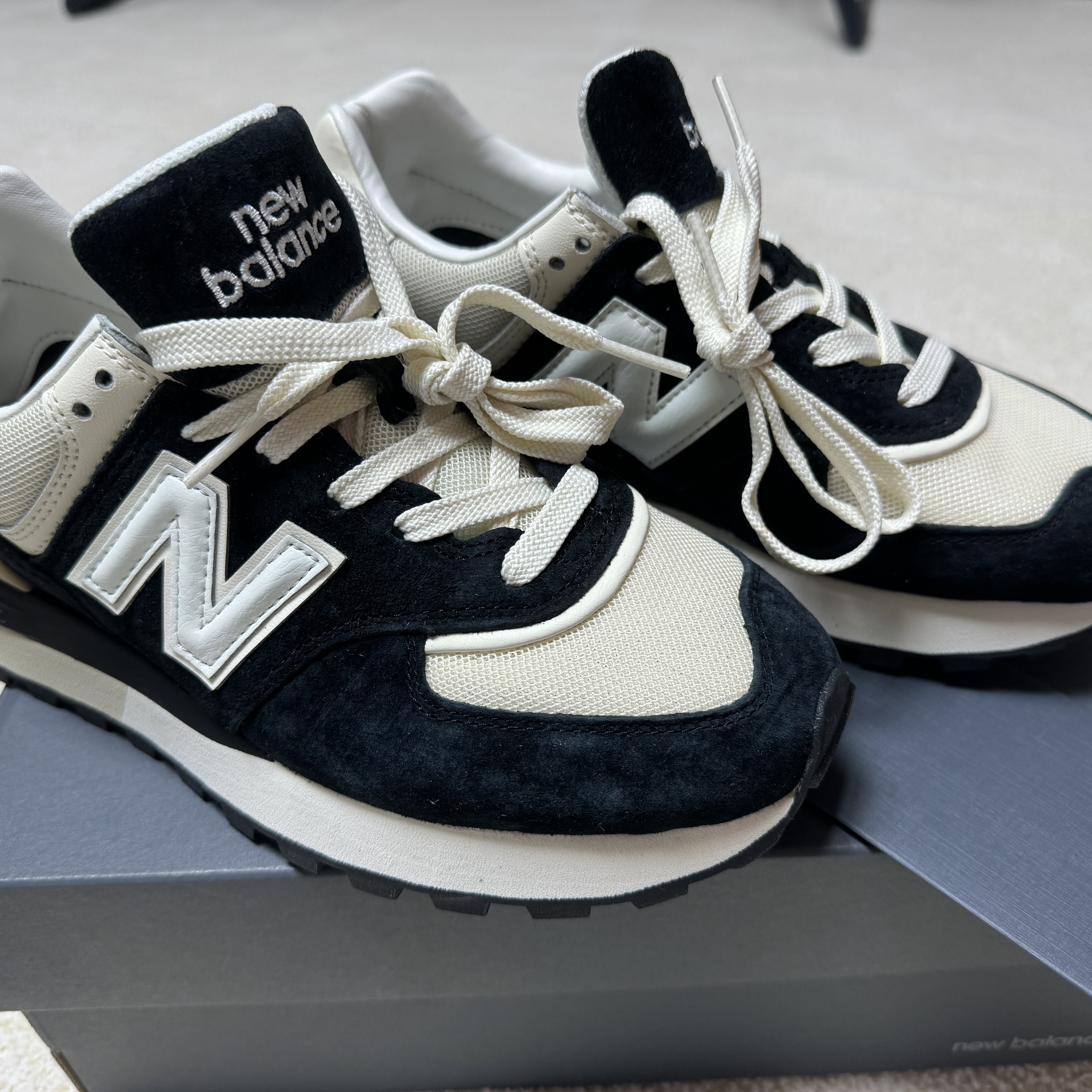 New Balance 574 Legacy Black Angora 착용 스타일