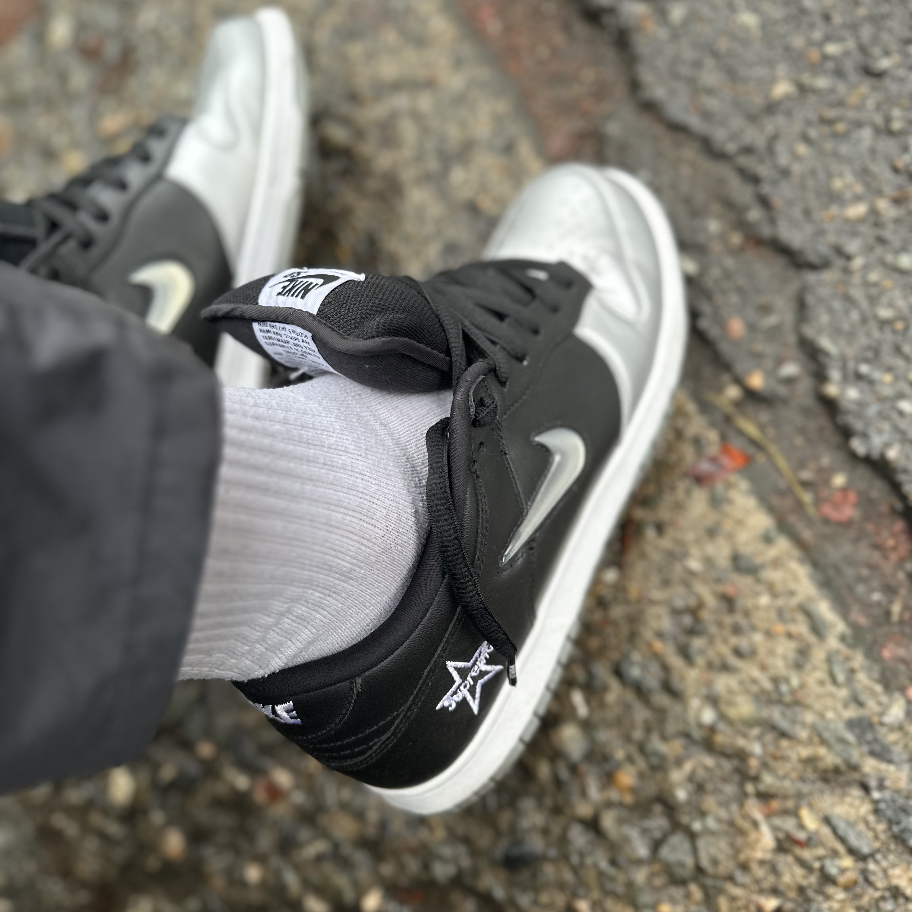 Nike x Supreme SB Dunk Low Jewel Swoosh Silver 착용 스타일 - 3
