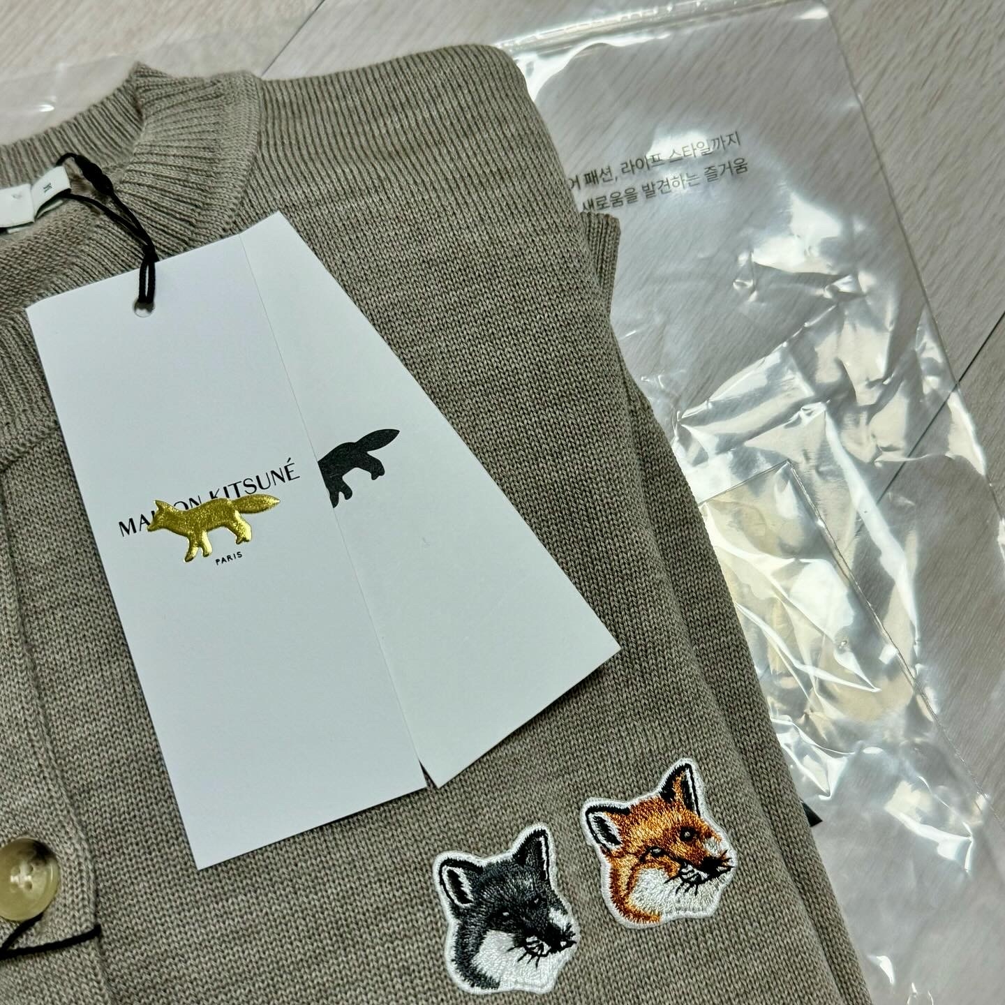 (W) Maison Kitsune Double Fox Head Patch R-Neck Cardigan Beige Melange 착용 스타일 - 2