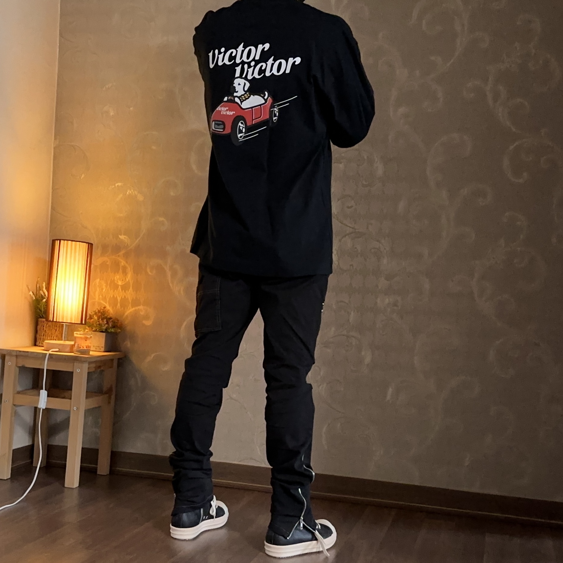Victor Victor L/S T-Shirt White, Victor Victor L/S T-Shirt Black 착용 스타일 - 2