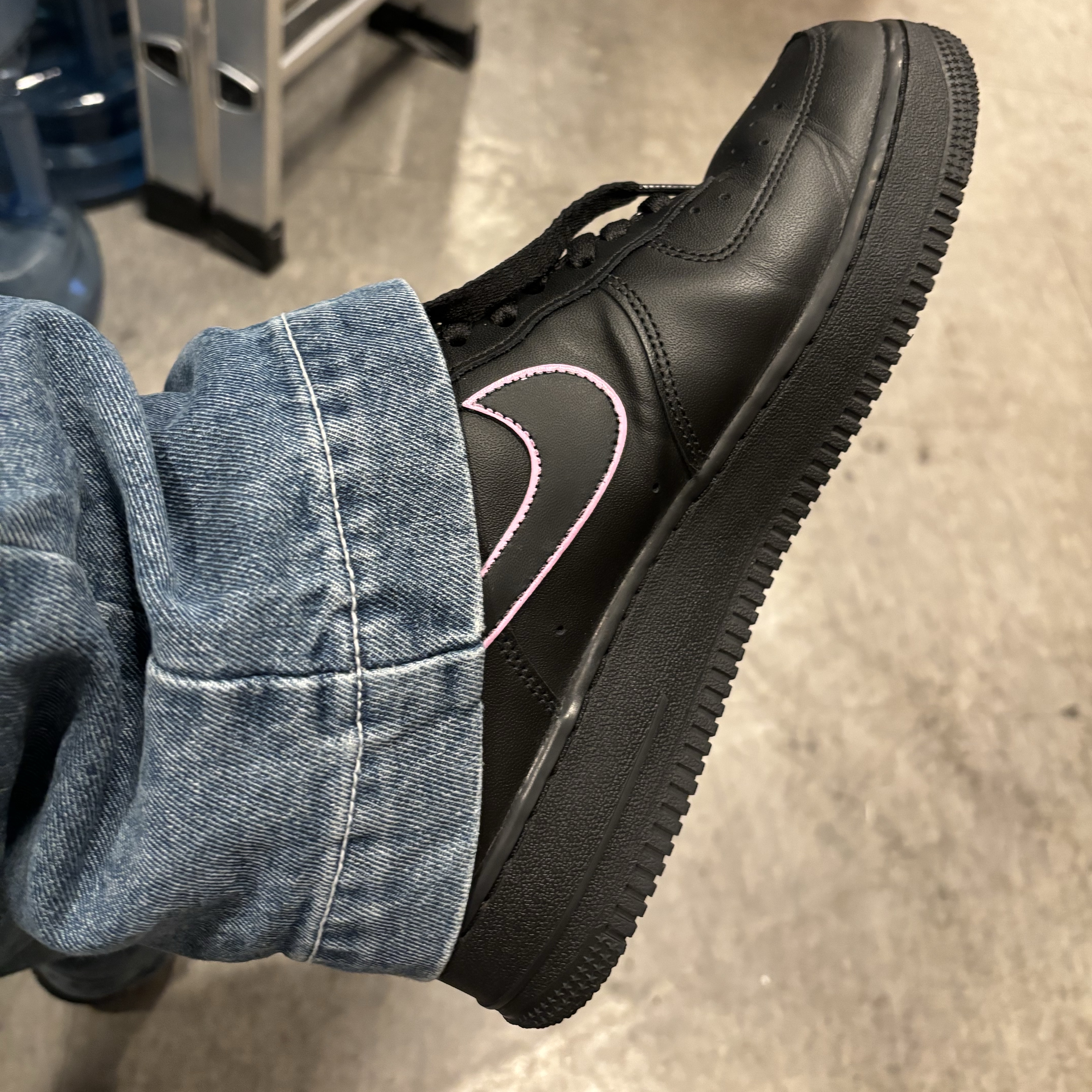 Nike Air Force 1 '07 Low Triple Black 착용 스타일
