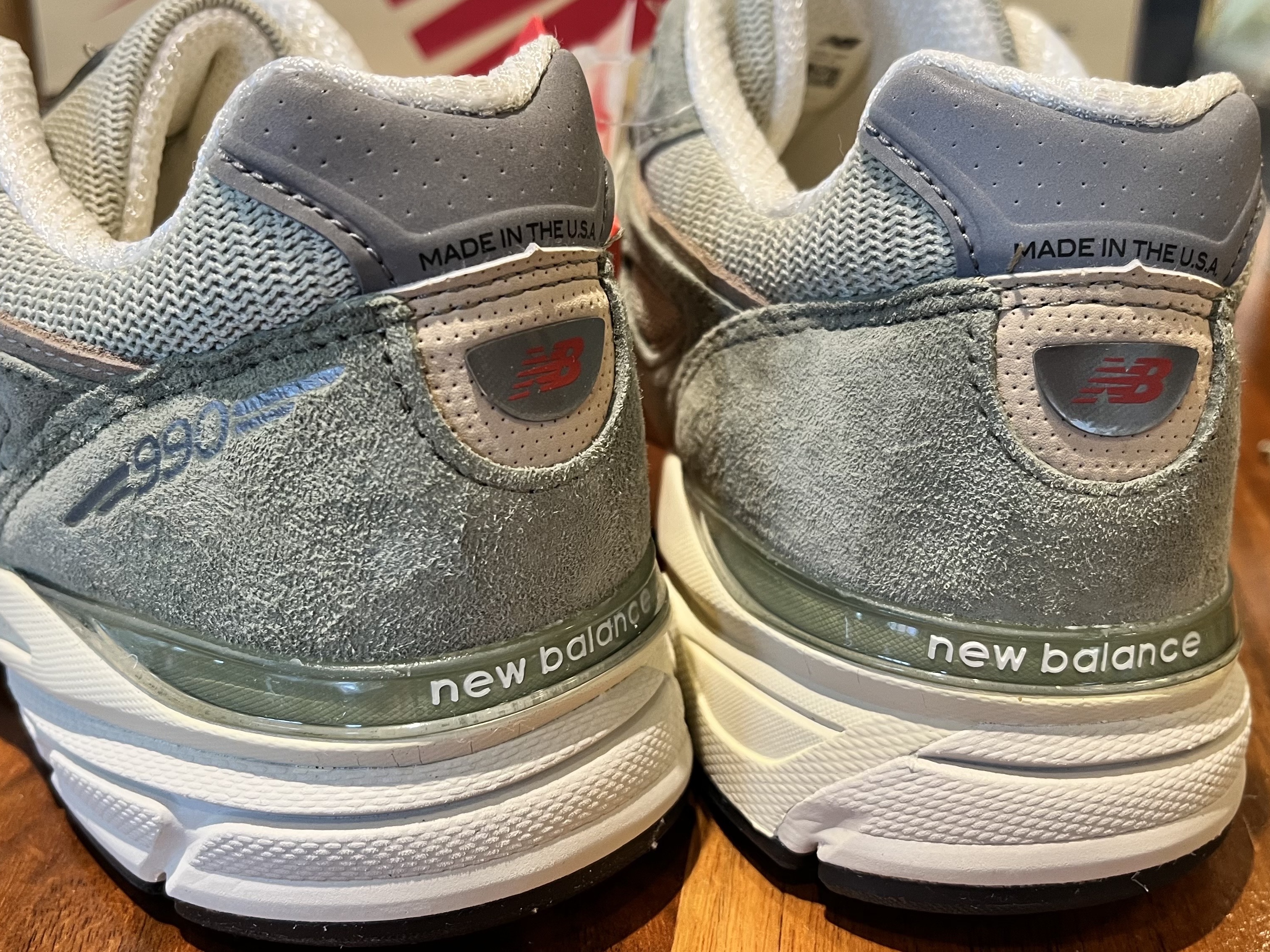 New Balance 990v4 Made in USA Olive Incense 착용 스타일 - 2