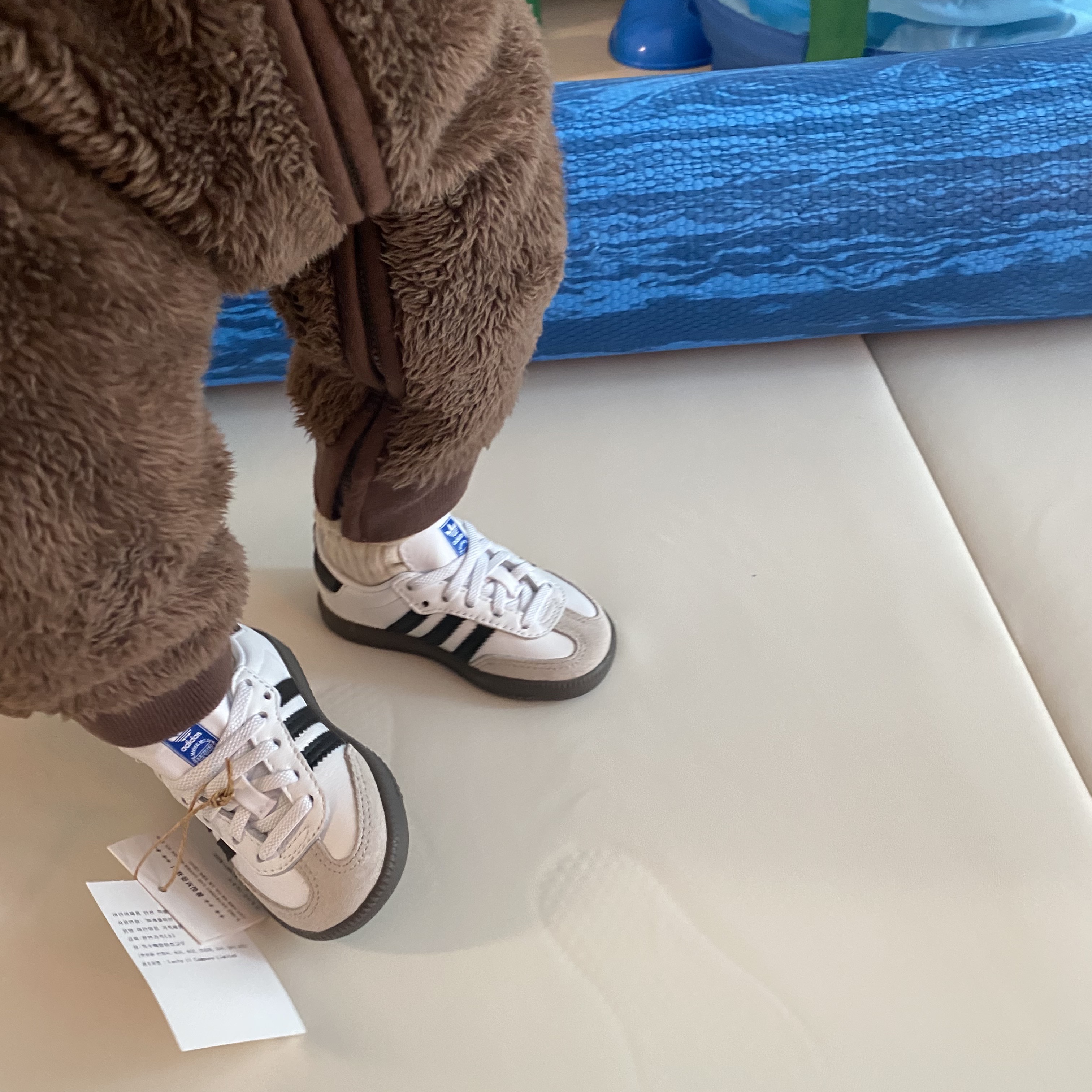 (Infant) Adidas Samba OG Cloud White Core Black 착용 스타일 - 3
