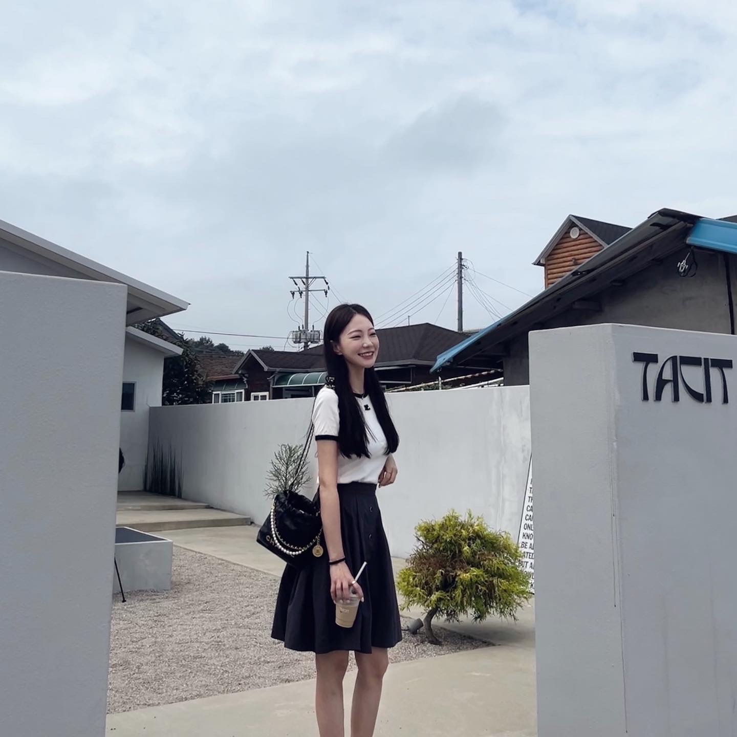 (W) Courreges Reedition Bumpy Contrast T-Shirt White Black, Chanel 22 Mini Handbag Shiny Crumpled Calfskin Crystal Pearls & Gold Black 착용 스타일 - 2