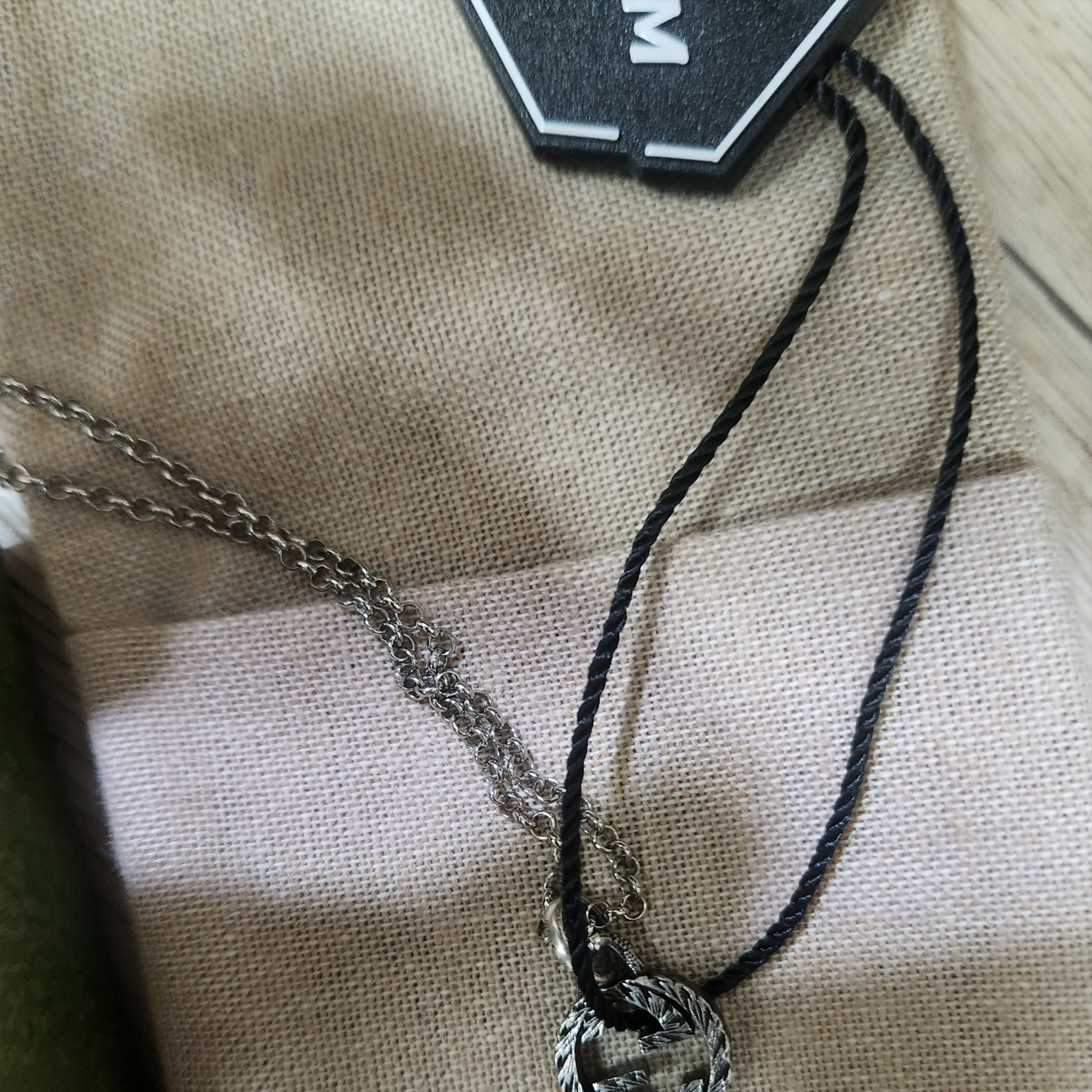 Gucci Interlocking G Pendant Necklace Silver 착용 스타일 - 1