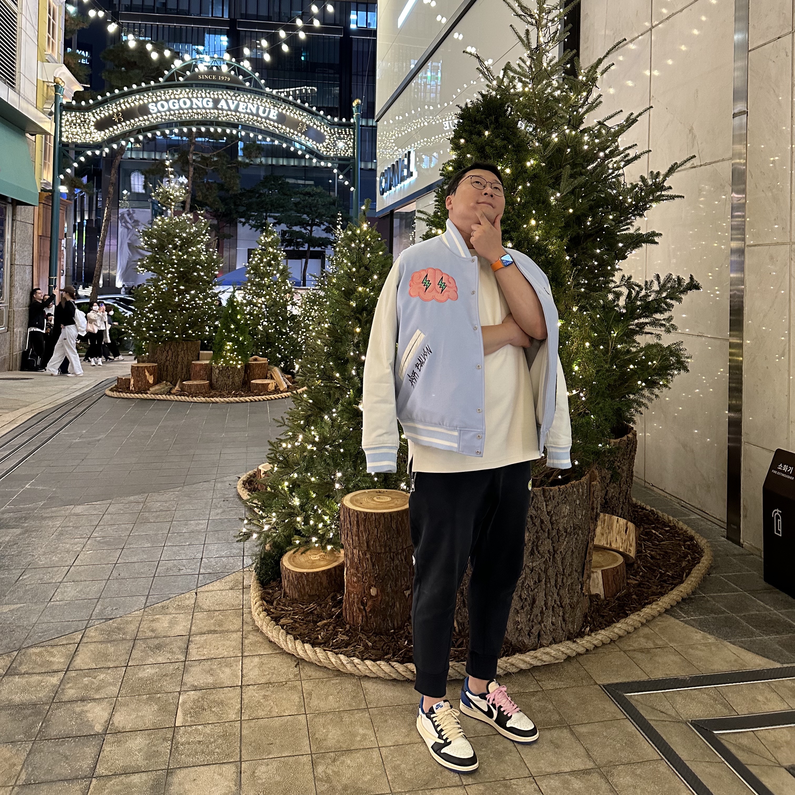 Jordan x J Balvin Varsity Jacket Celestine Blue Sail - US/EU, Jordan 1 x Travis Scott x Fragment Retro Low OG SP Military Blue 착용 스타일