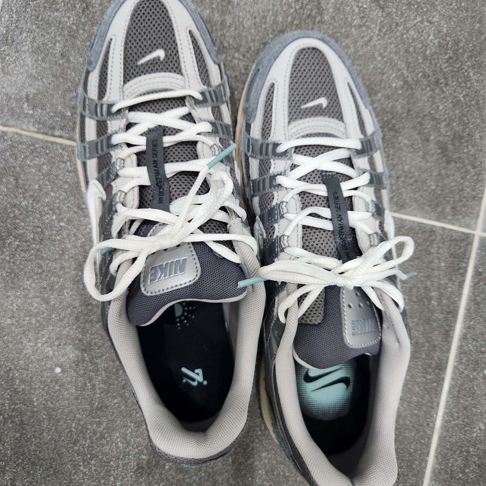 Nike P-6000 Flat Pewter Light Iron Ore 착용 스타일 - 1