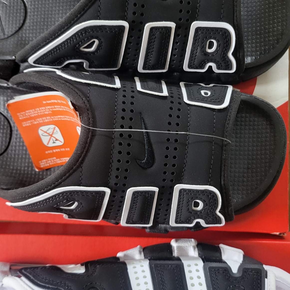 Nike Air More Uptempo Slide White Black, Nike Air More Uptempo Slide Black White 착용 스타일 - 4