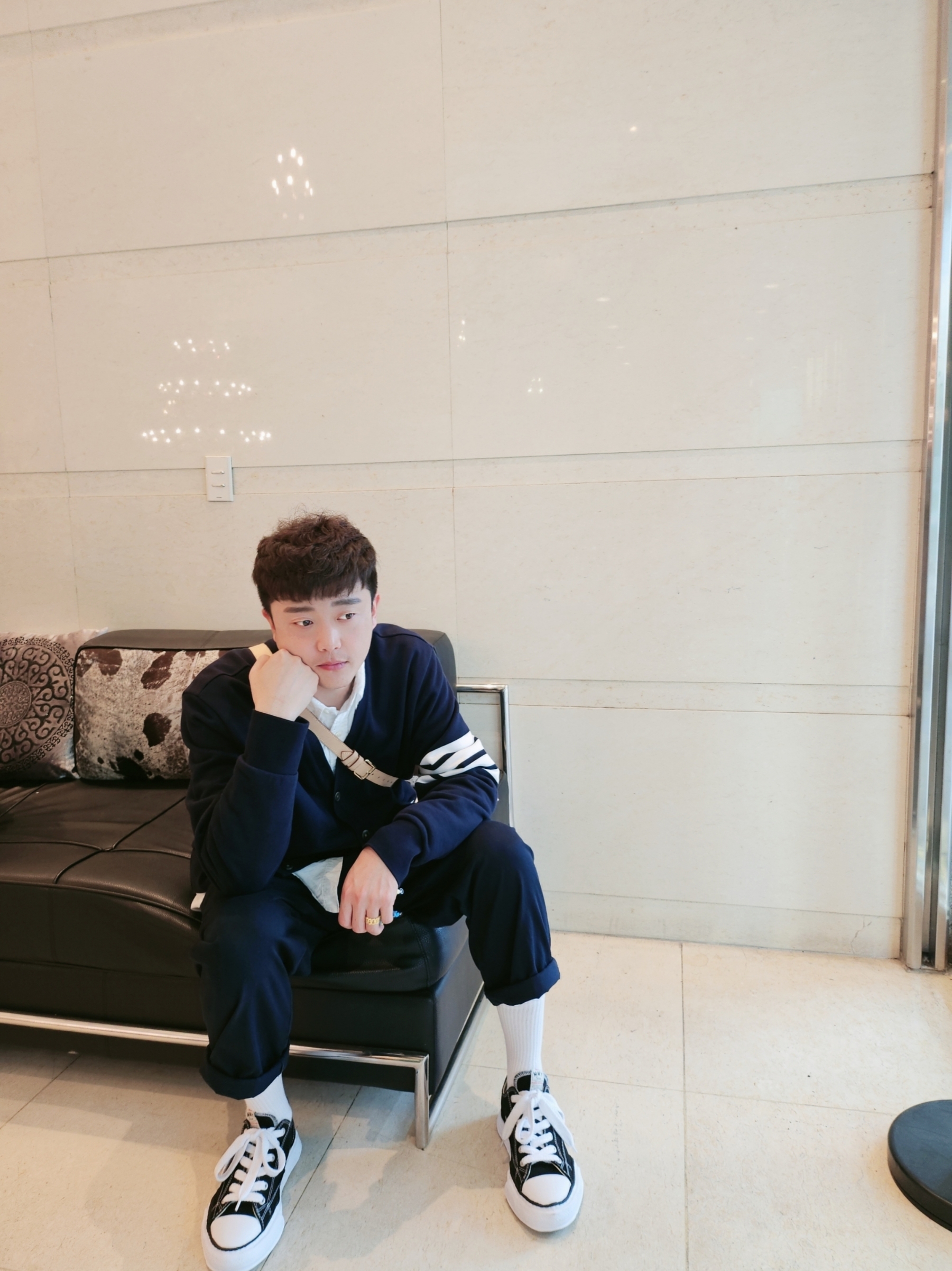 Louis Vuitton Bumbag Monogram, Thom Browne V-Neck Cardigan Varsity Pique Navy 착용 스타일 - 2