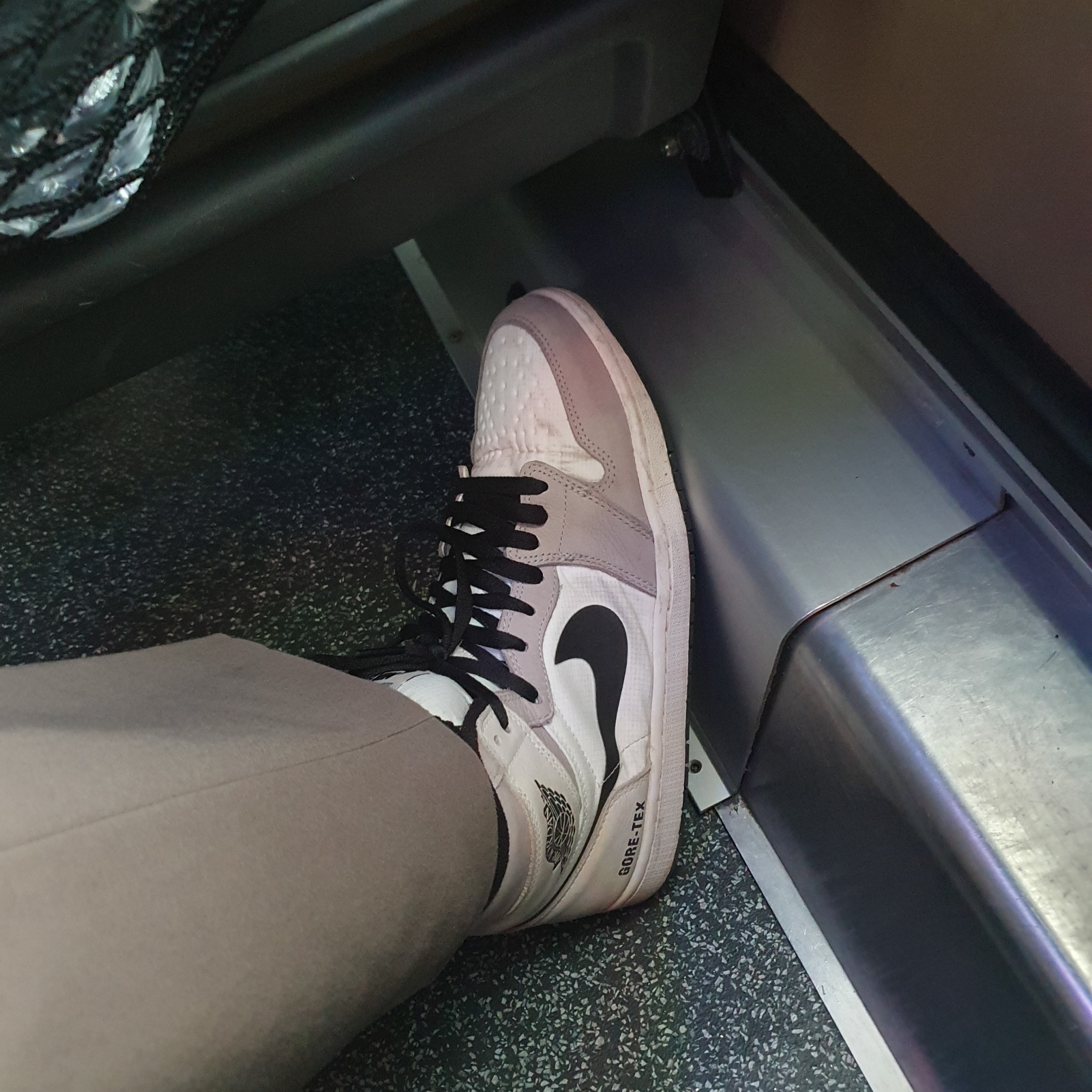 Jordan 1 Element Gore-Tex Sail 착용 스타일