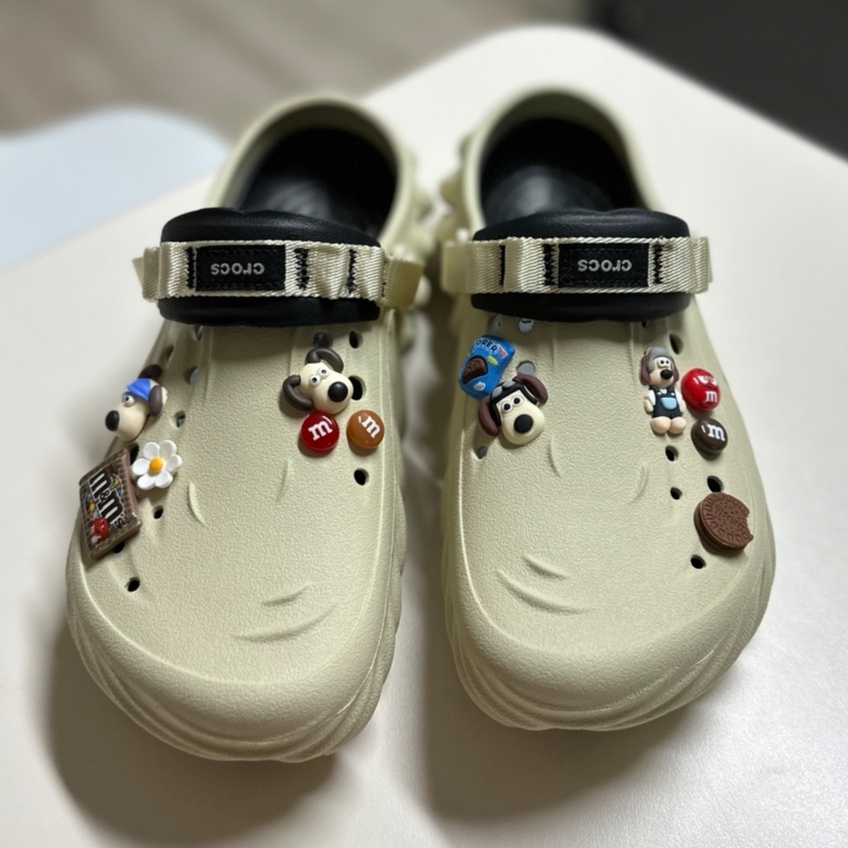 Crocs Echo Clog Bone Black 착용 스타일 - 1