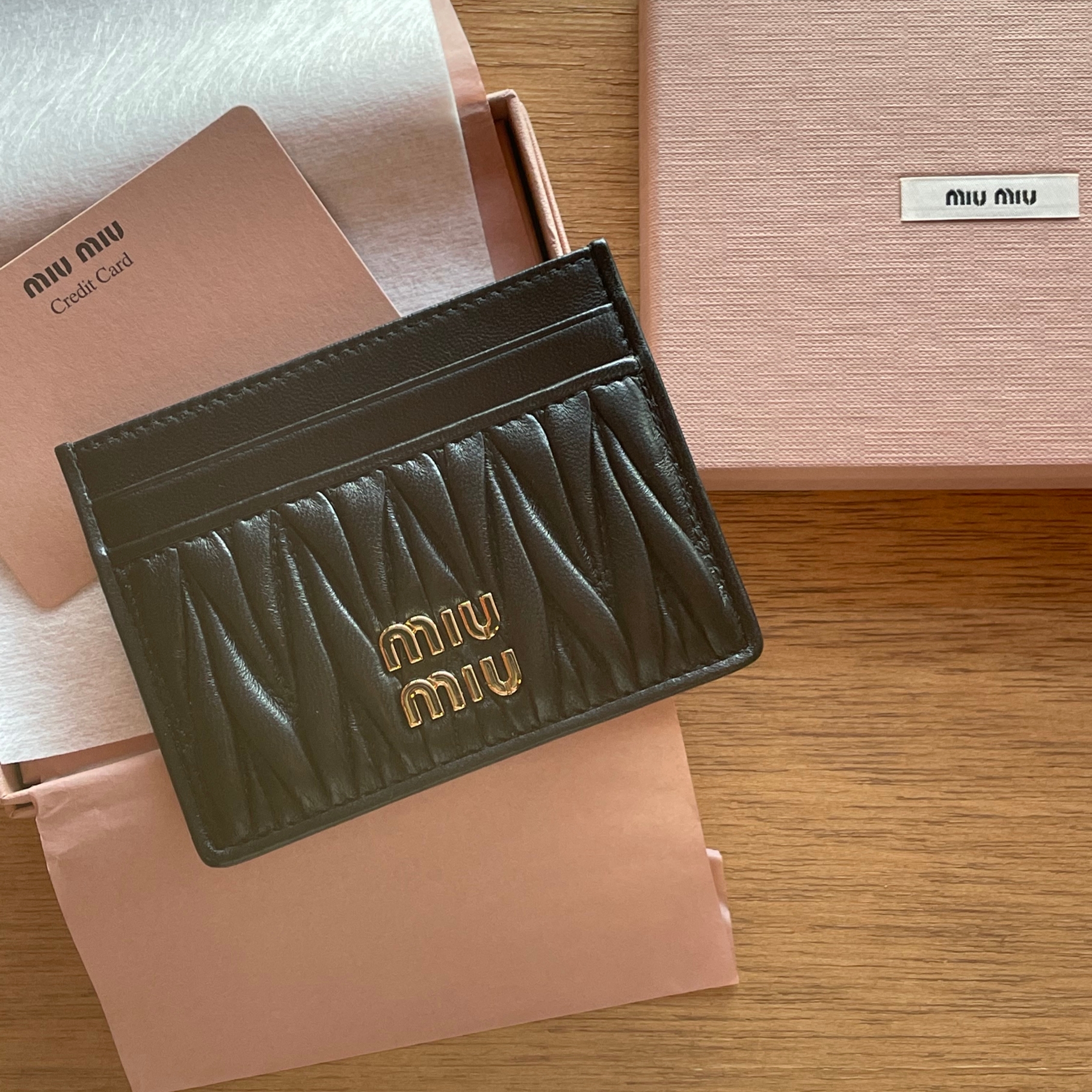 Miu Miu Matelasse Nappa Leather Card Holder Black 착용 스타일