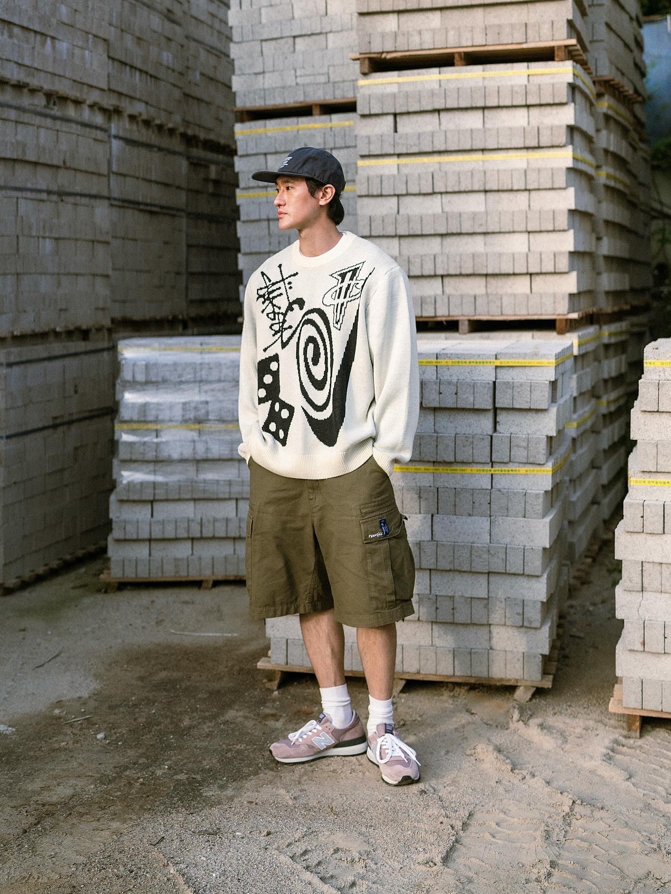 Nike x Stussy NRG LS Knit Sweater Fossil (DR2893-238), New Balance x Kith 990v1 Made in USA Dusty Rose 착용 스타일 - 1