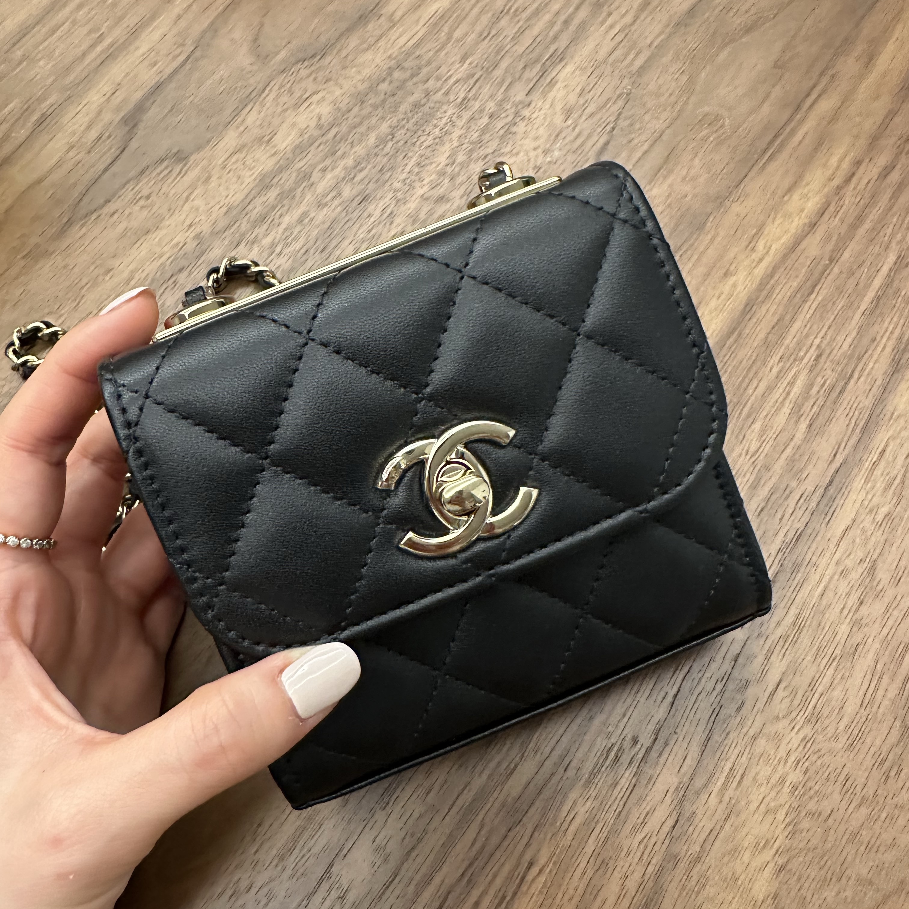 Chanel Clutch With Chain Lambskin & Gold Black, (W) Celine Baseball Cap in Cotton Marine 착용 스타일 - 2