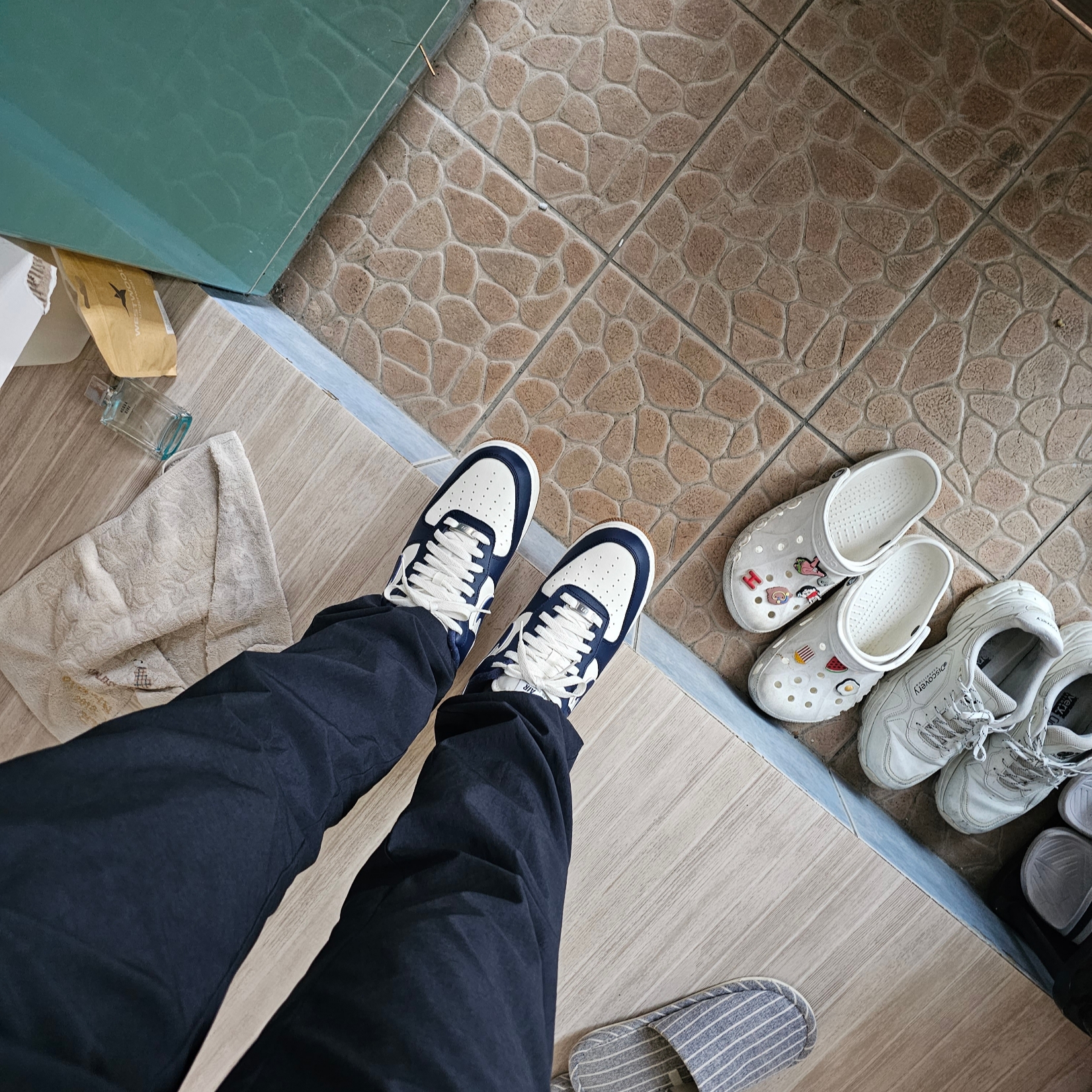 Nike Air Force 1 '07 LV8 Midnight Navy 착용 스타일 - 2