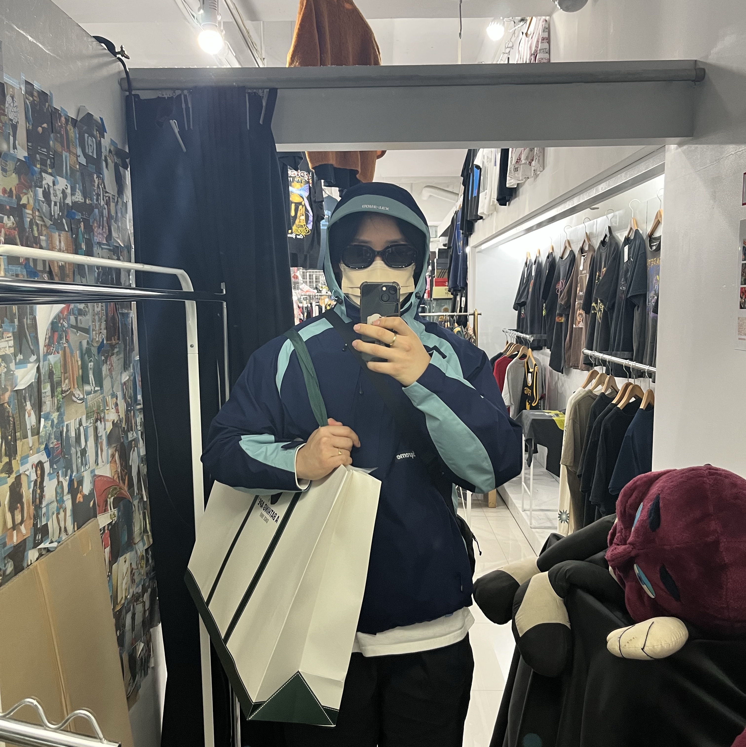 Supreme Gore-Tex Paclite Jacket Navy - 22SS 착용 스타일