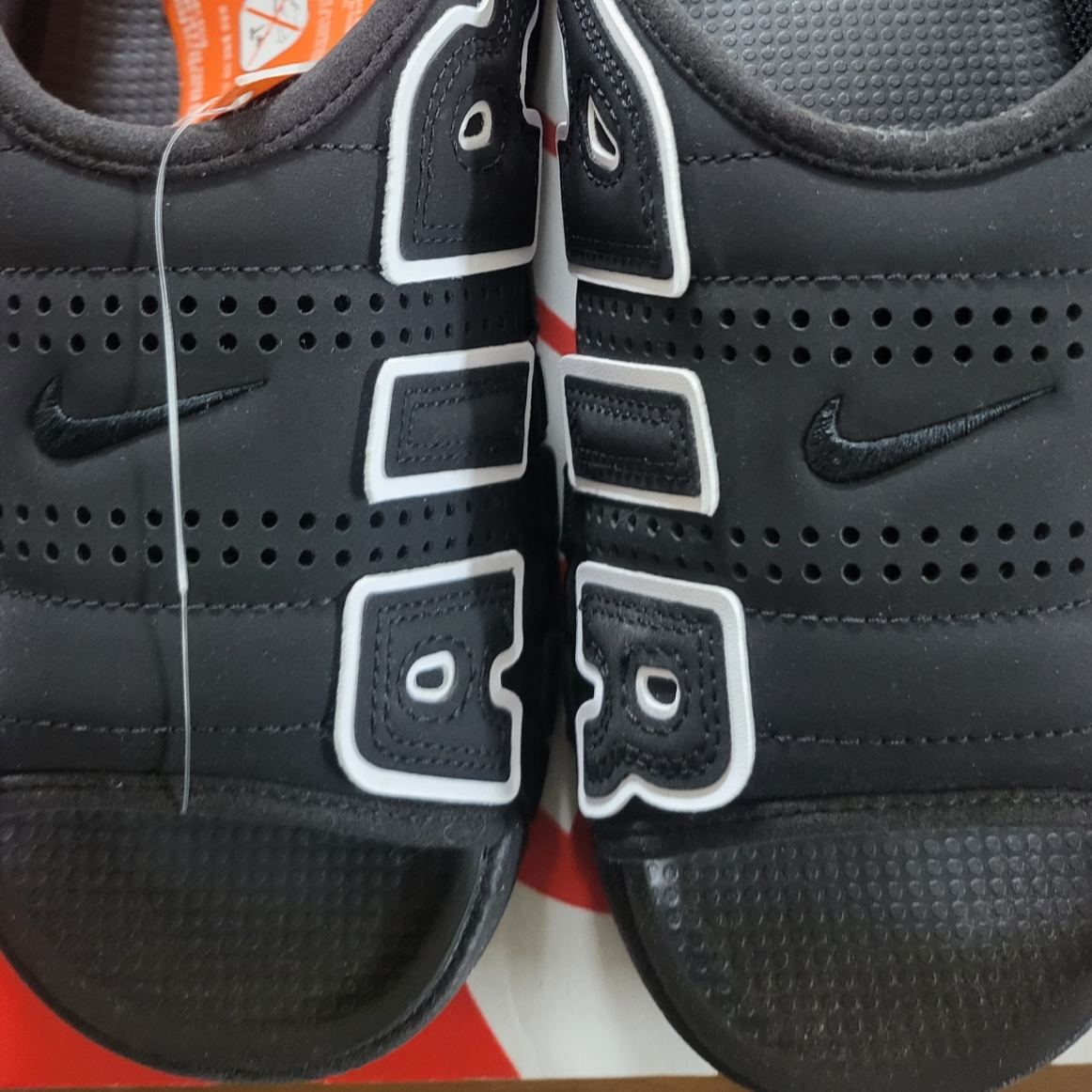 Nike Air More Uptempo Slide White Black, Nike Air More Uptempo Slide Black White 착용 스타일 - 2