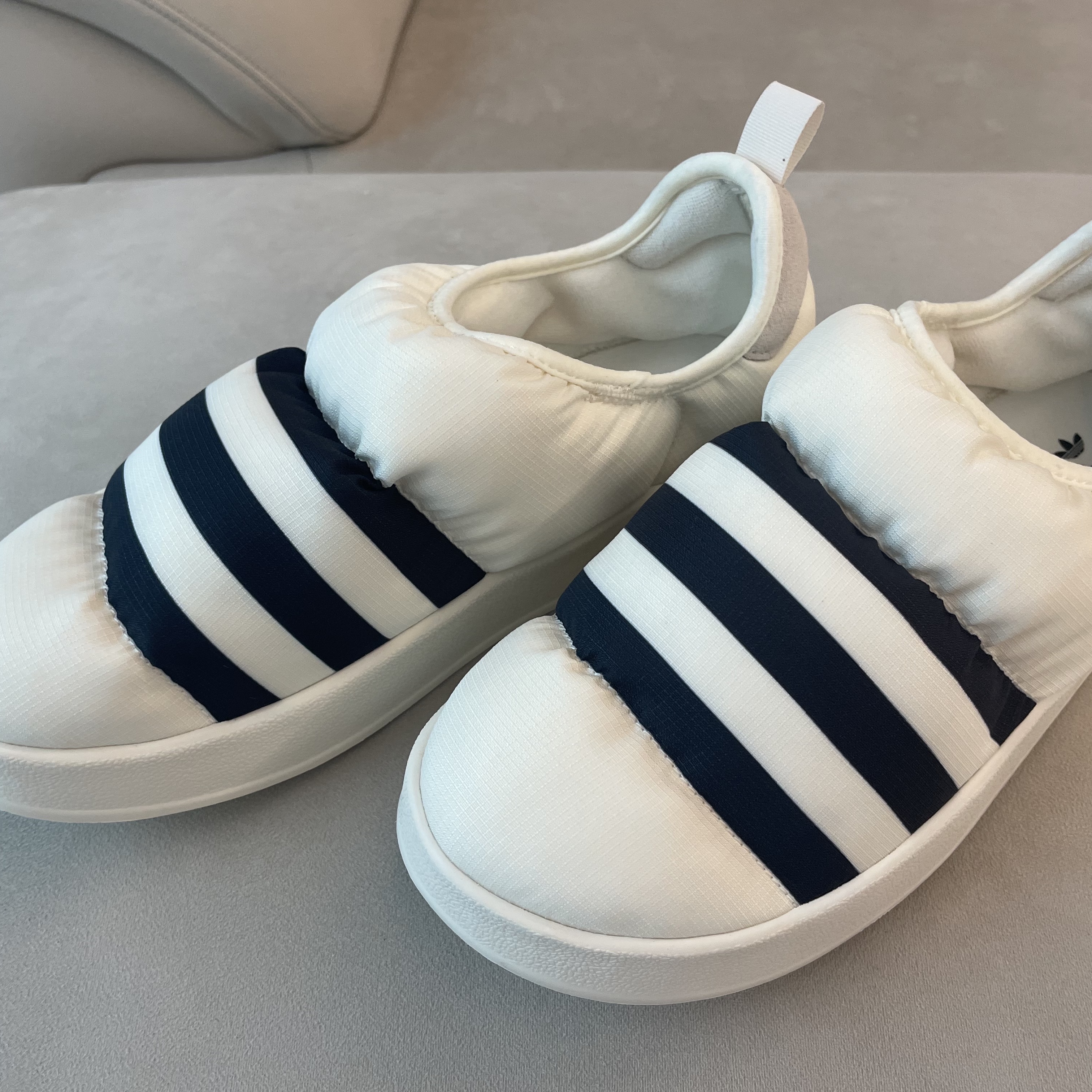 Adidas Puffylette Off White 착용 스타일