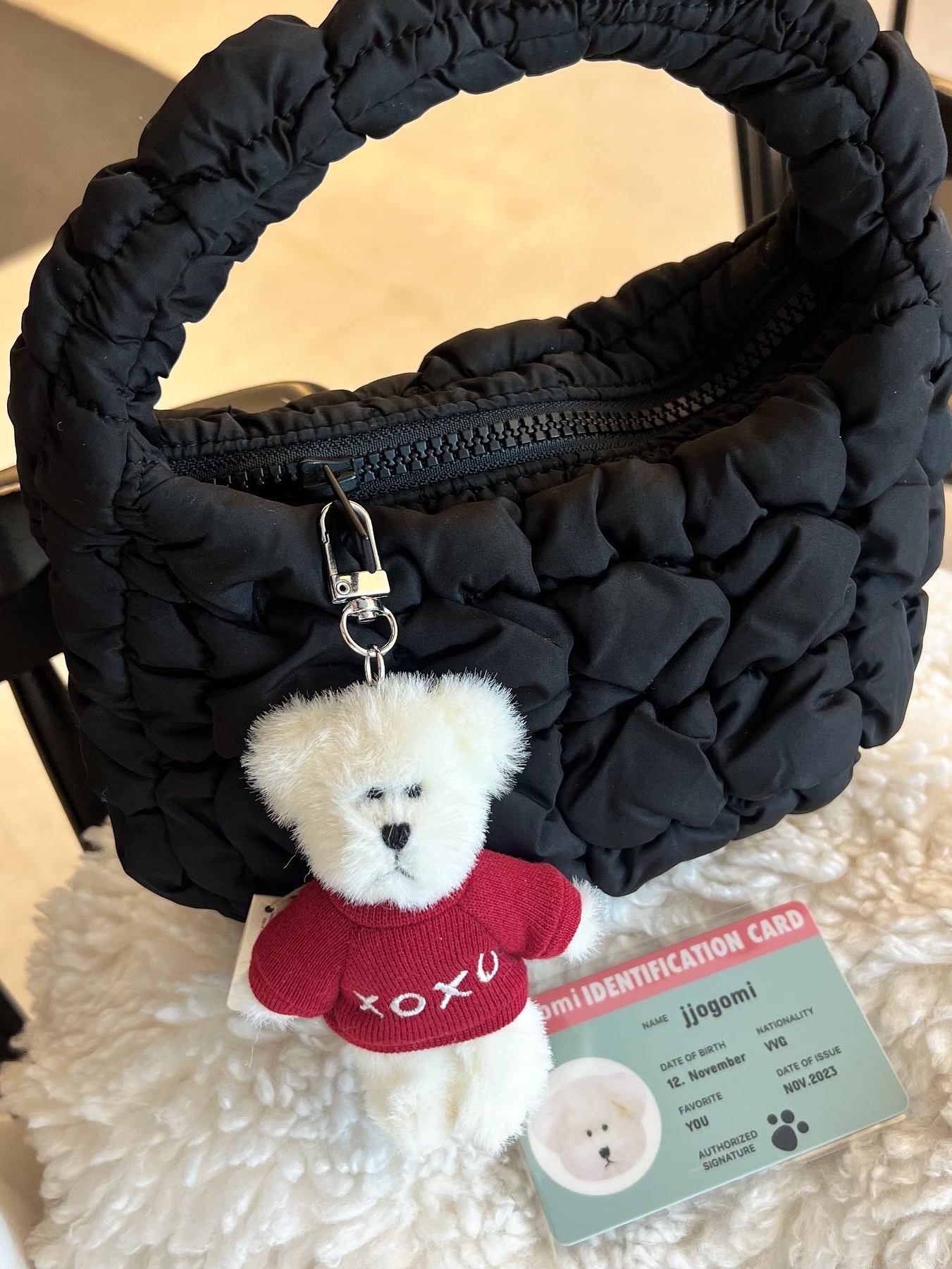 COS Quilted Micro Bag Black, (W) UGG Funkette Slides Chestnut 착용 스타일 - 2