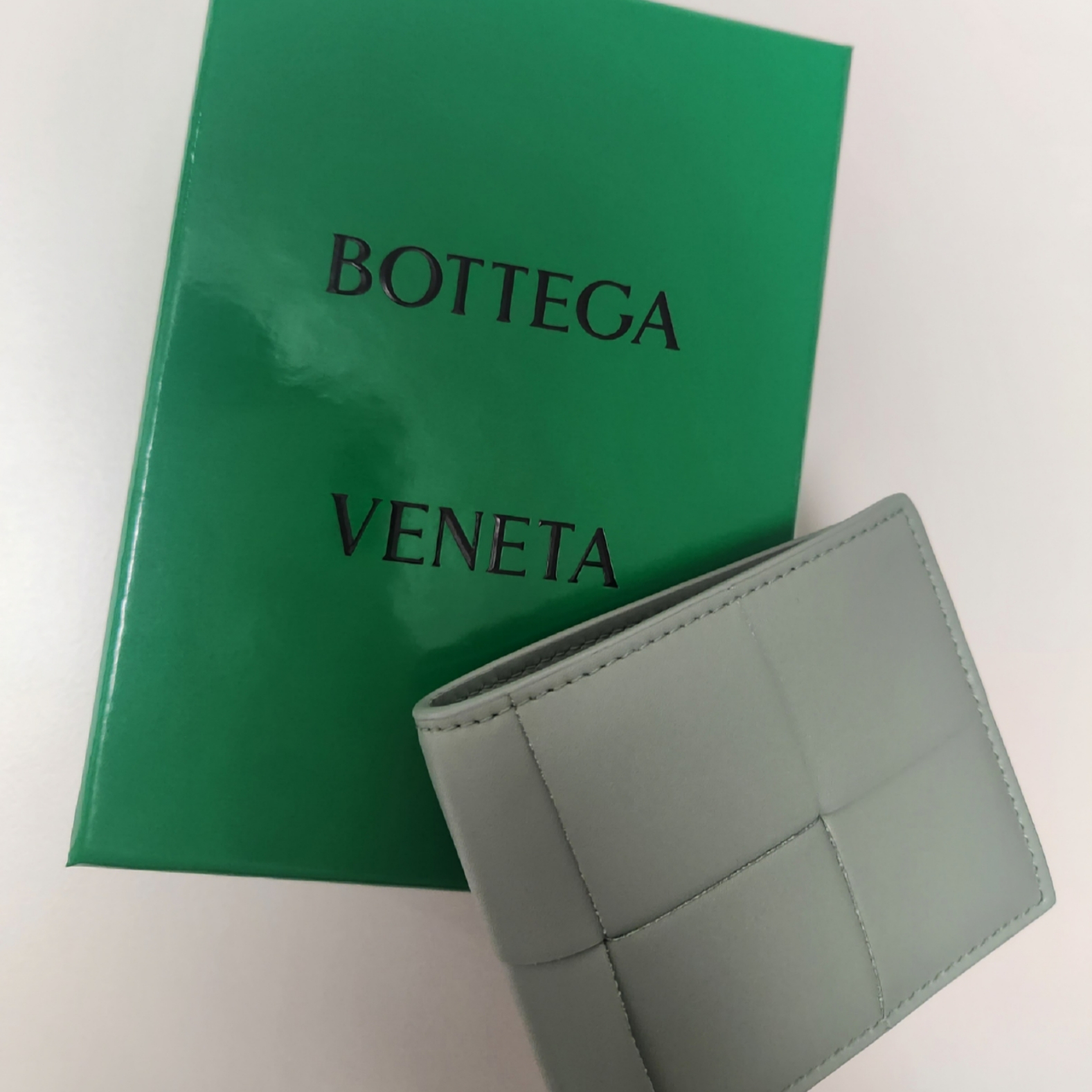 Bottega Veneta Bi-Fold Wallet New Sage 착용 스타일