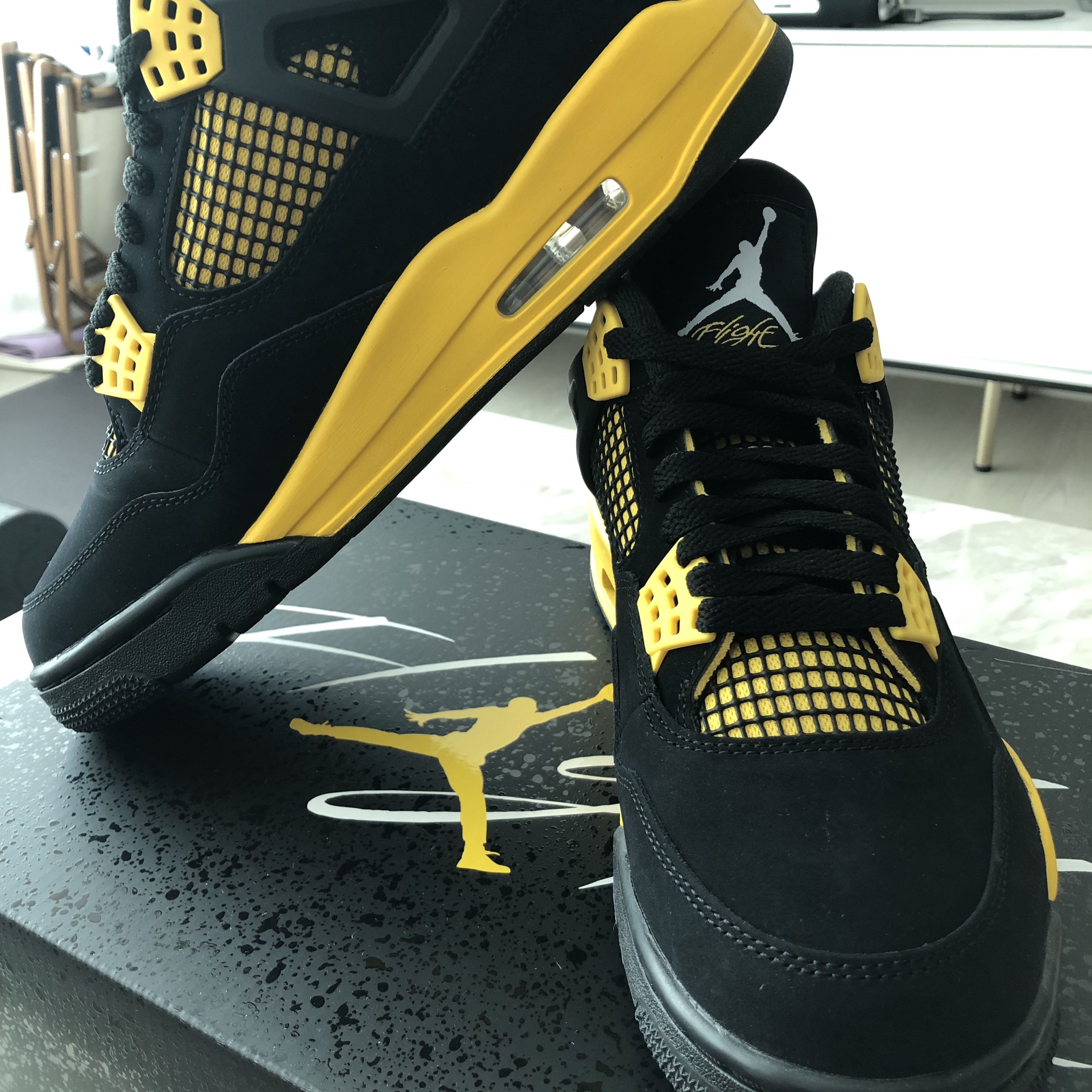 Jordan 4 Retro Thunder 2023 착용 스타일 - 1