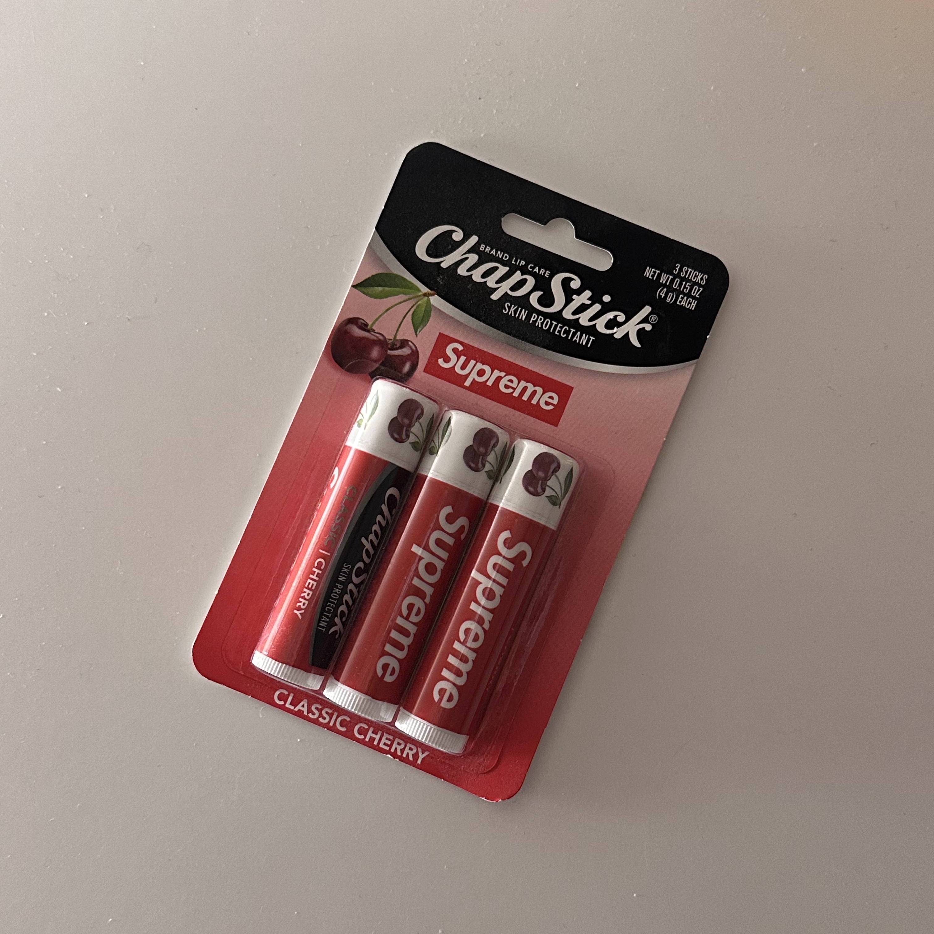 Supreme Chapstick Red (3 Pack) 착용 스타일