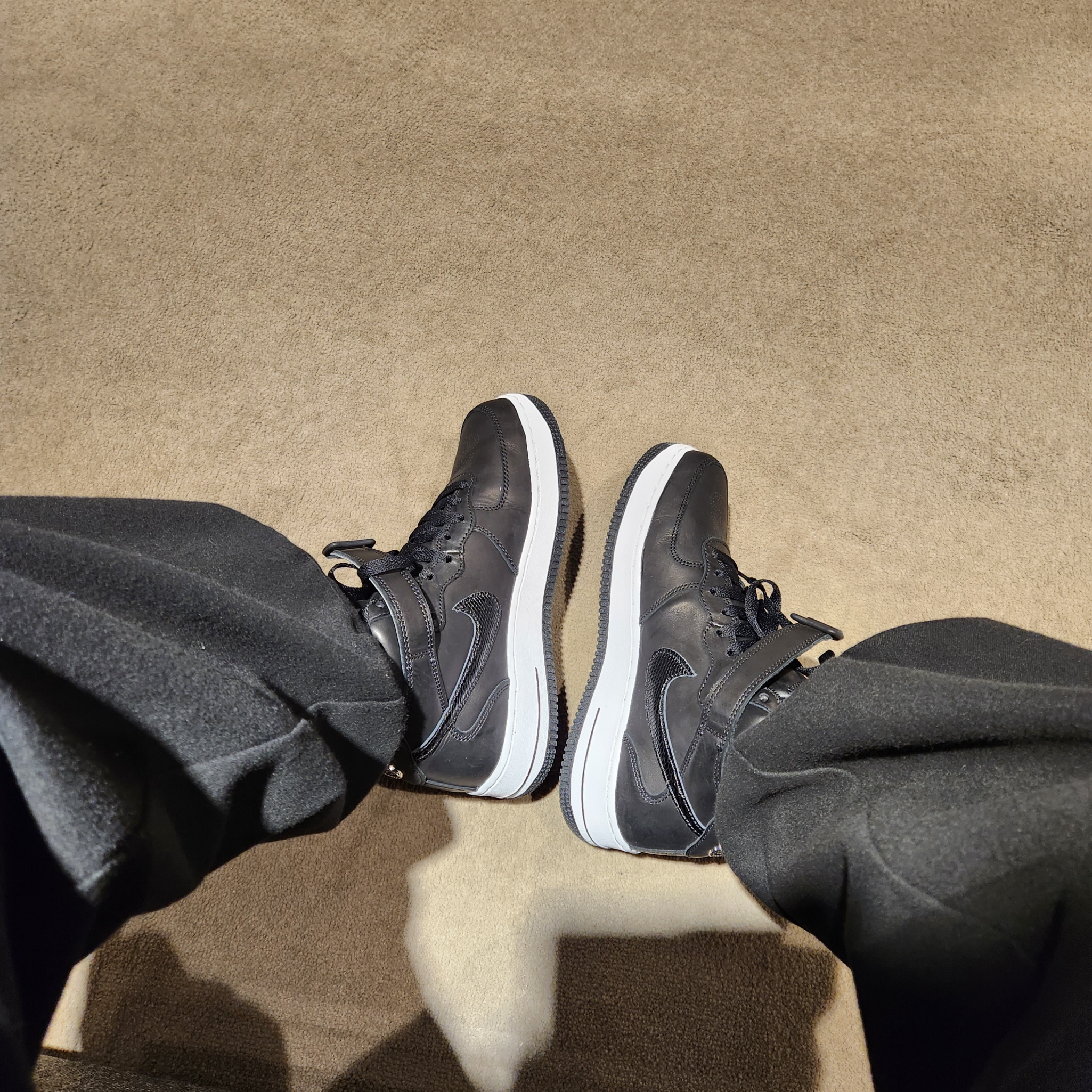 Nike x Stussy Air Force 1 '07 Mid SP Black 착용 스타일 - 2